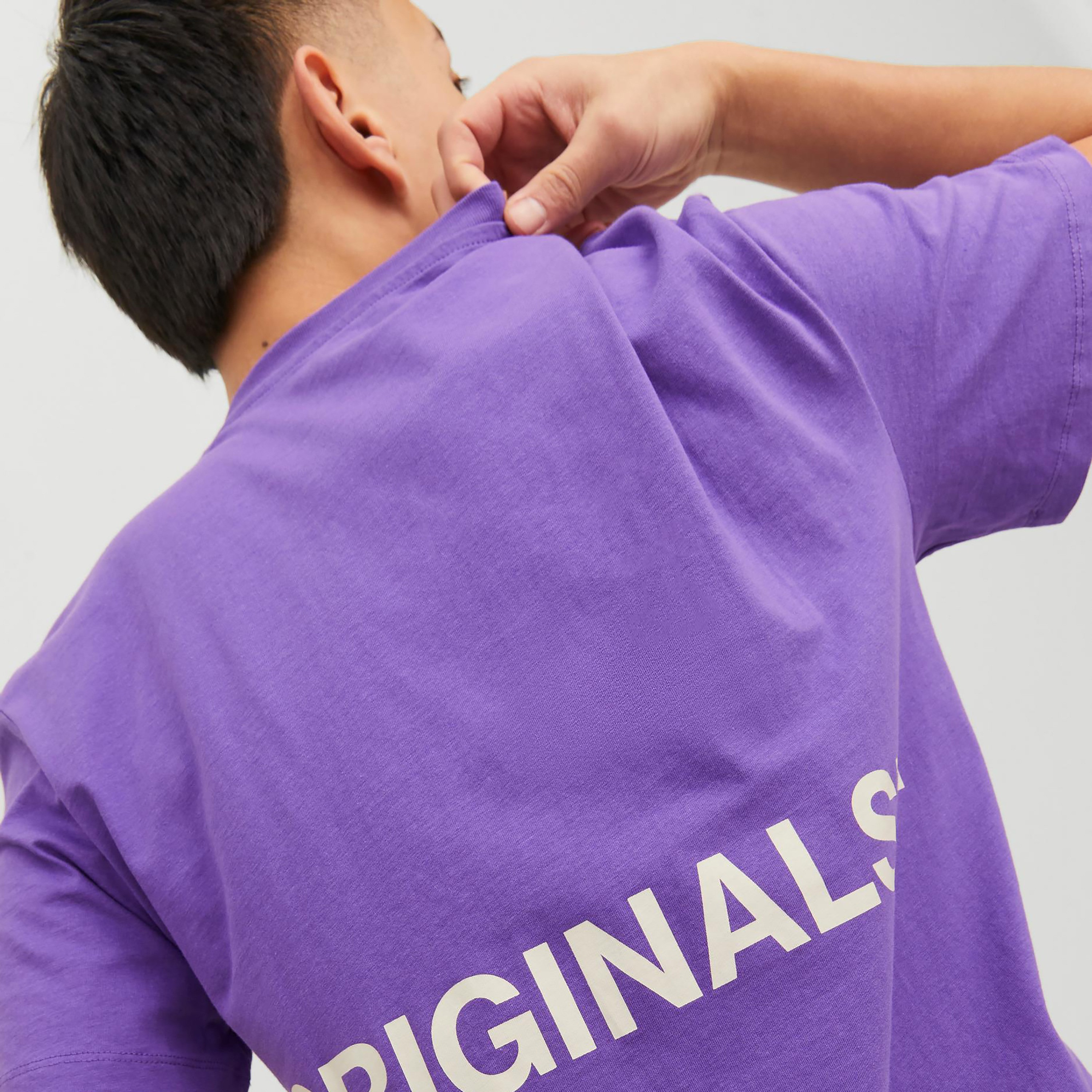 تي شيرت من جاك آند جونز مطبوع بأكمام قصيرة و ياقة مستديرة-men-clothing-tshirtsandpolos-tshirts-image-16