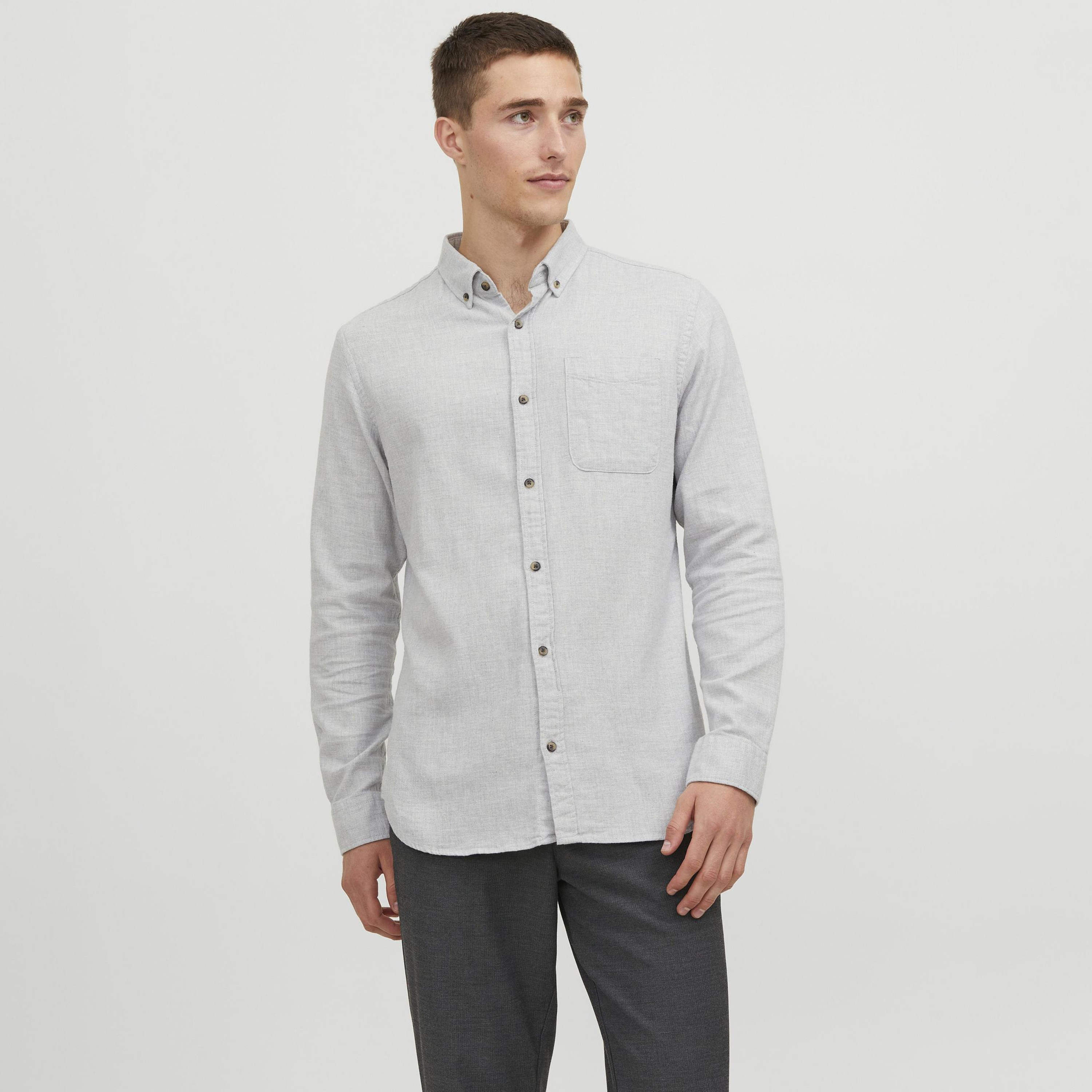 قميص جاك آند جونز ذو سليم فيت وياقة سفلية سادة بأزرار وأكمام طويلة-men-clothing-shirts-image-5