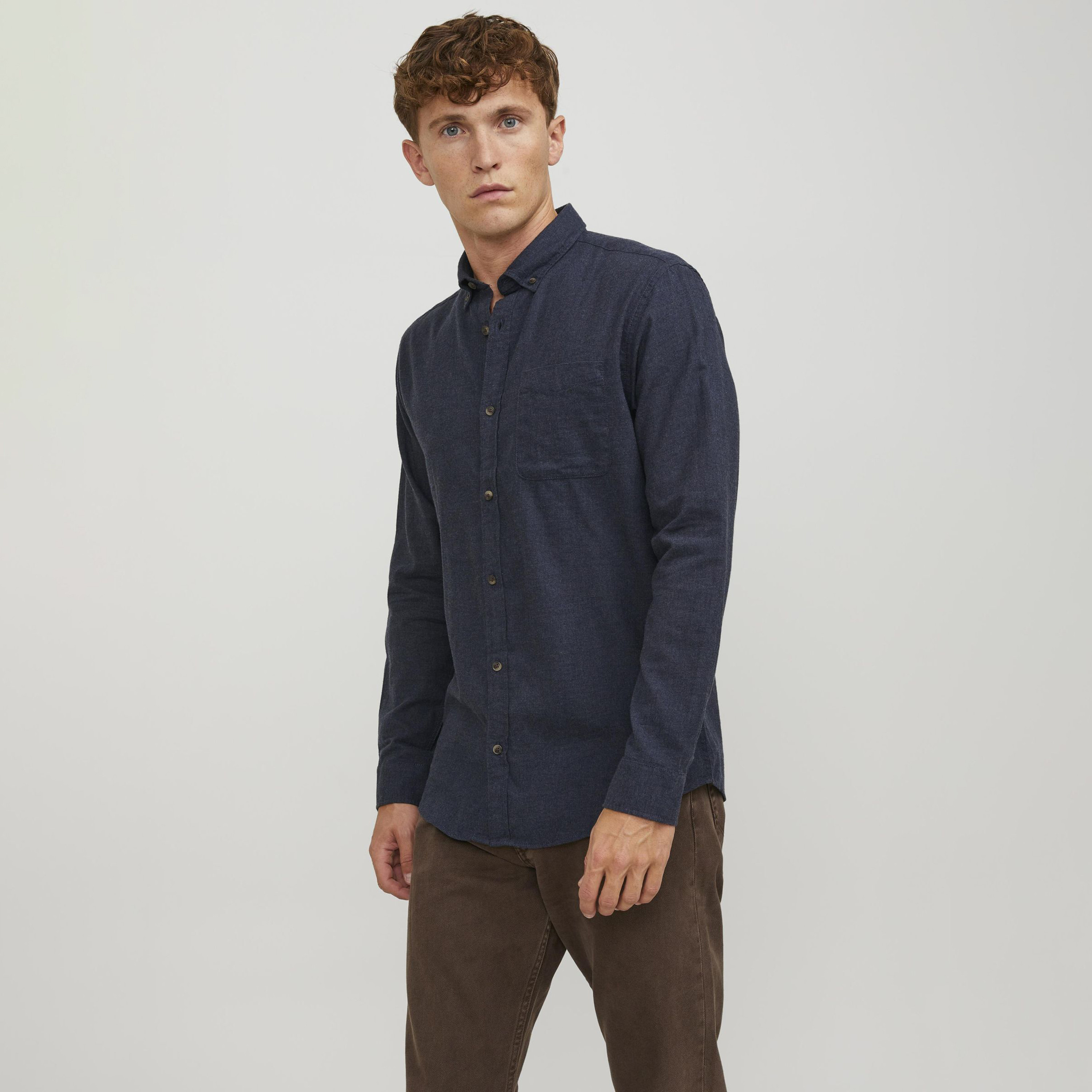 قميص جاك آند جونز ذو سليم فيت وياقة سفلية سادة بأزرار وأكمام طويلة-men-clothing-shirts-image-1