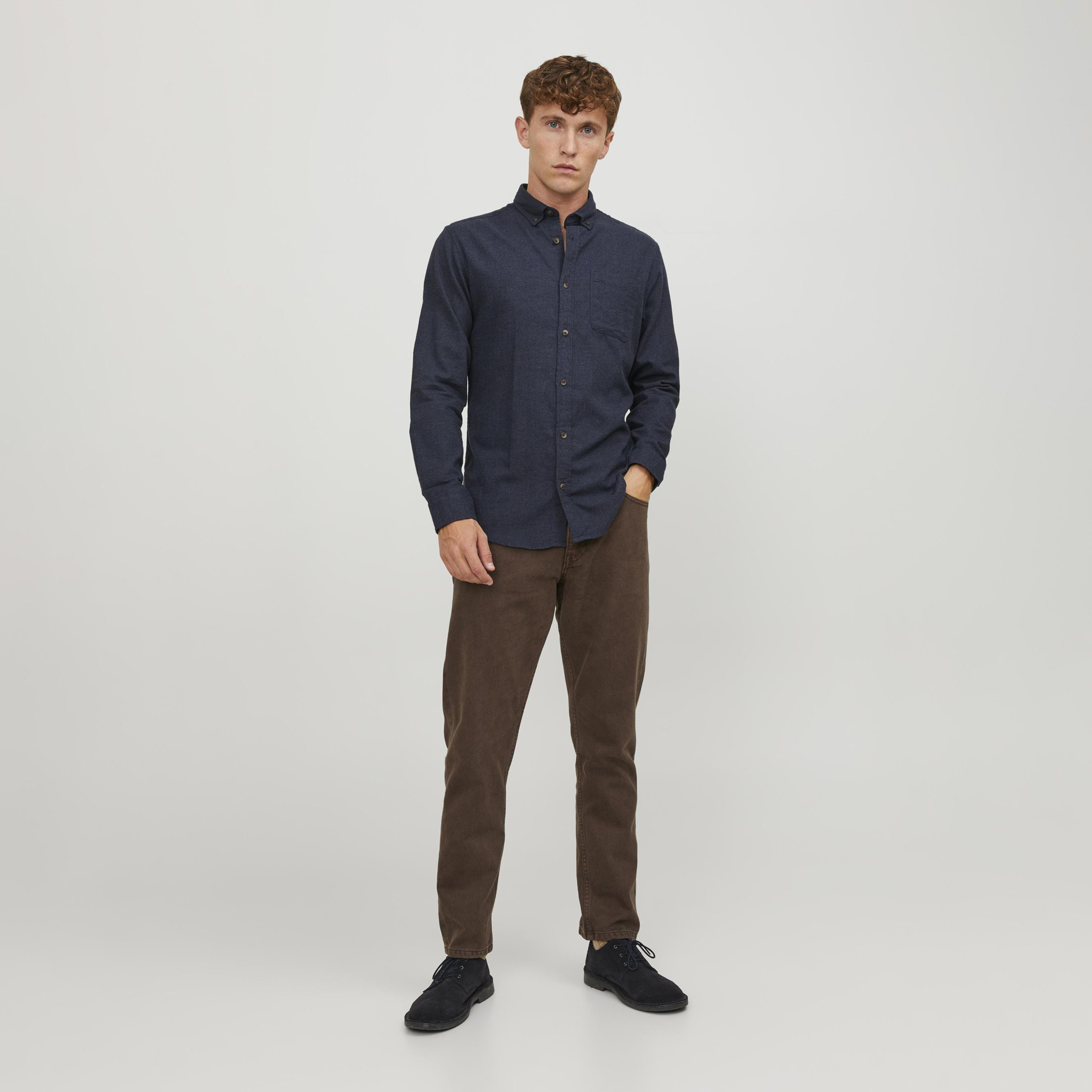 قميص جاك آند جونز ذو سليم فيت وياقة سفلية سادة بأزرار وأكمام طويلة-men-clothing-shirts-image-2