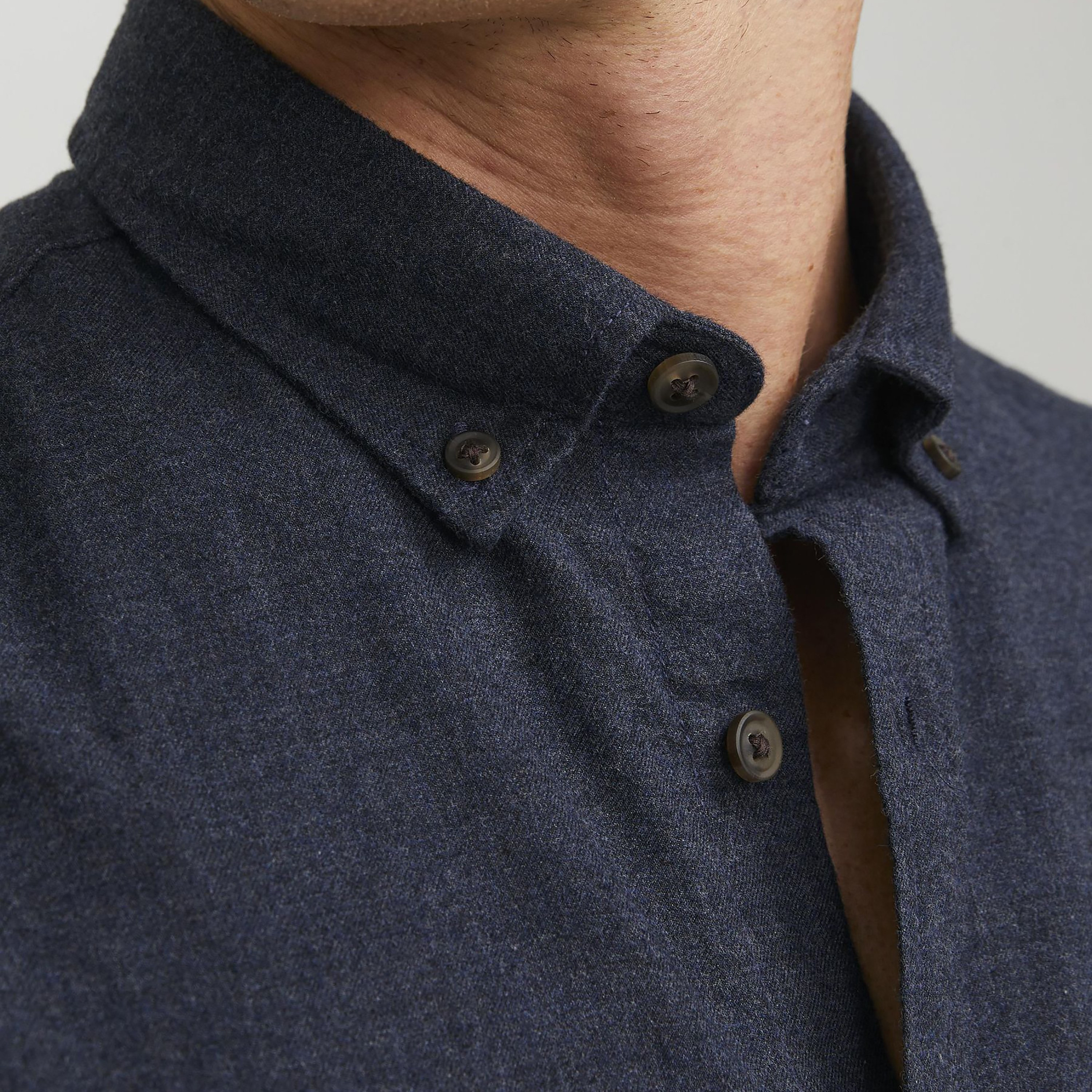 قميص جاك آند جونز ذو سليم فيت وياقة سفلية سادة بأزرار وأكمام طويلة-men-clothing-shirts-image-3