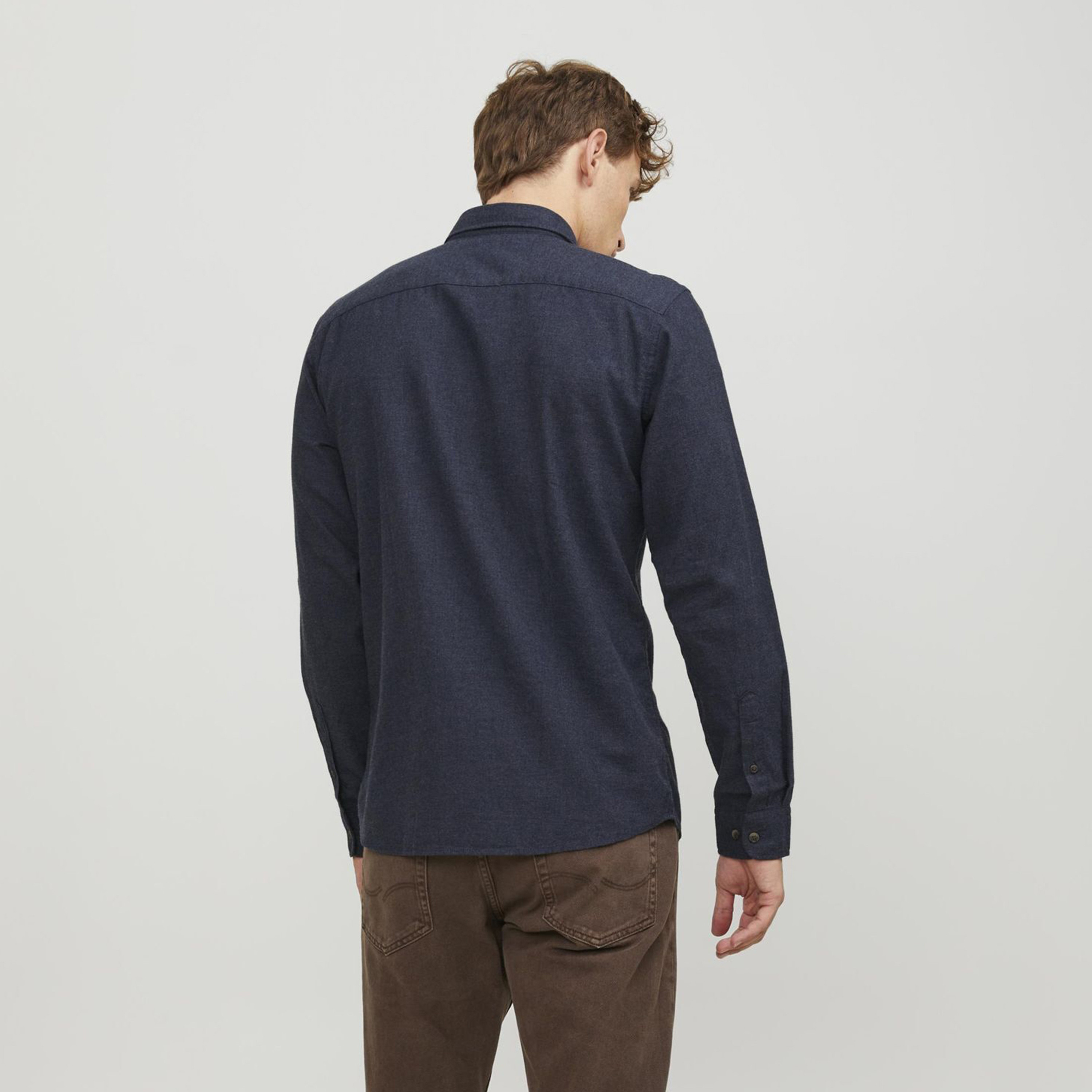 قميص جاك آند جونز ذو سليم فيت وياقة سفلية سادة بأزرار وأكمام طويلة-men-clothing-shirts-image-4