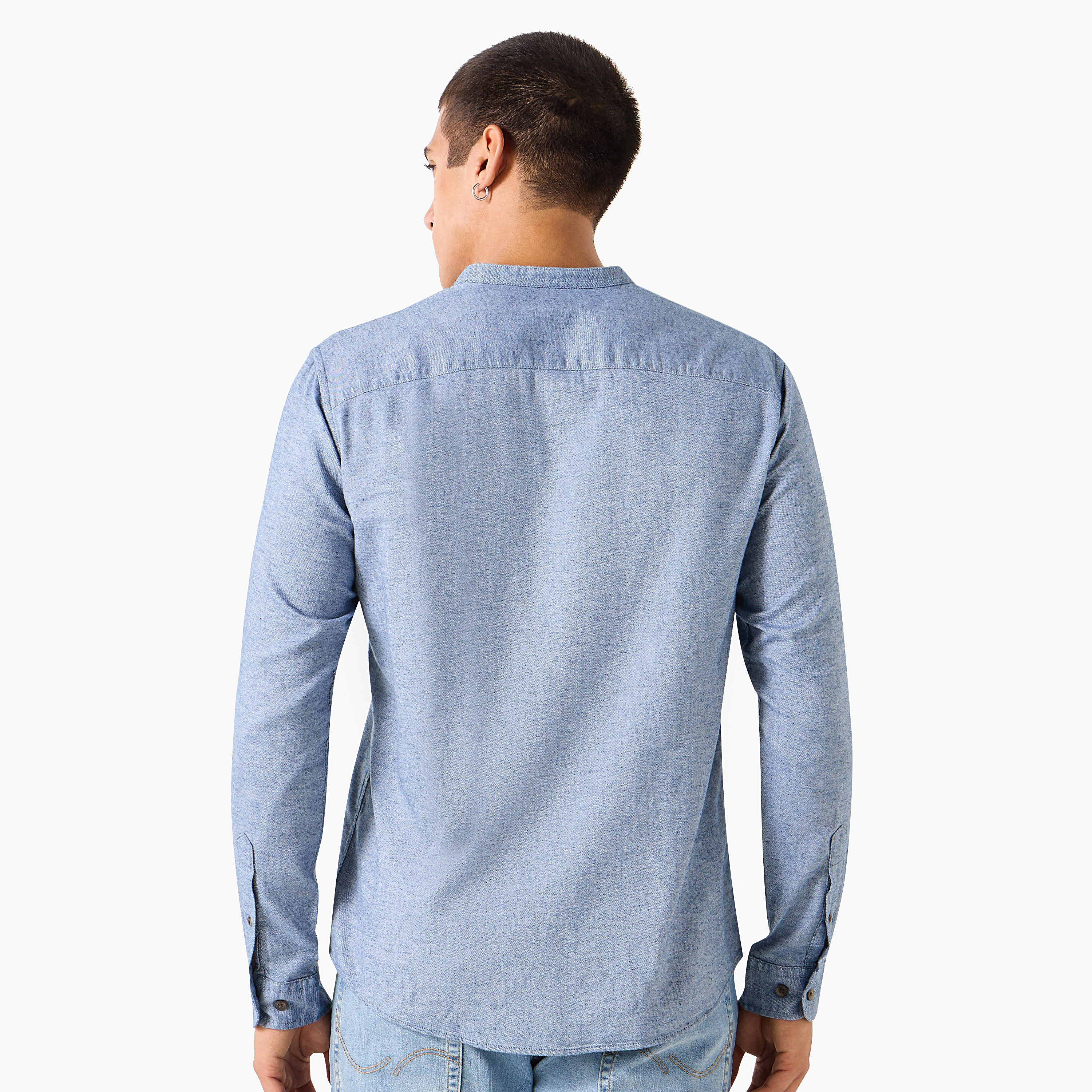 قميص سادة بياقة ماندارين وأكمام طويلة وجيب من جاك أند جونز-men-clothing-shirts-image-3