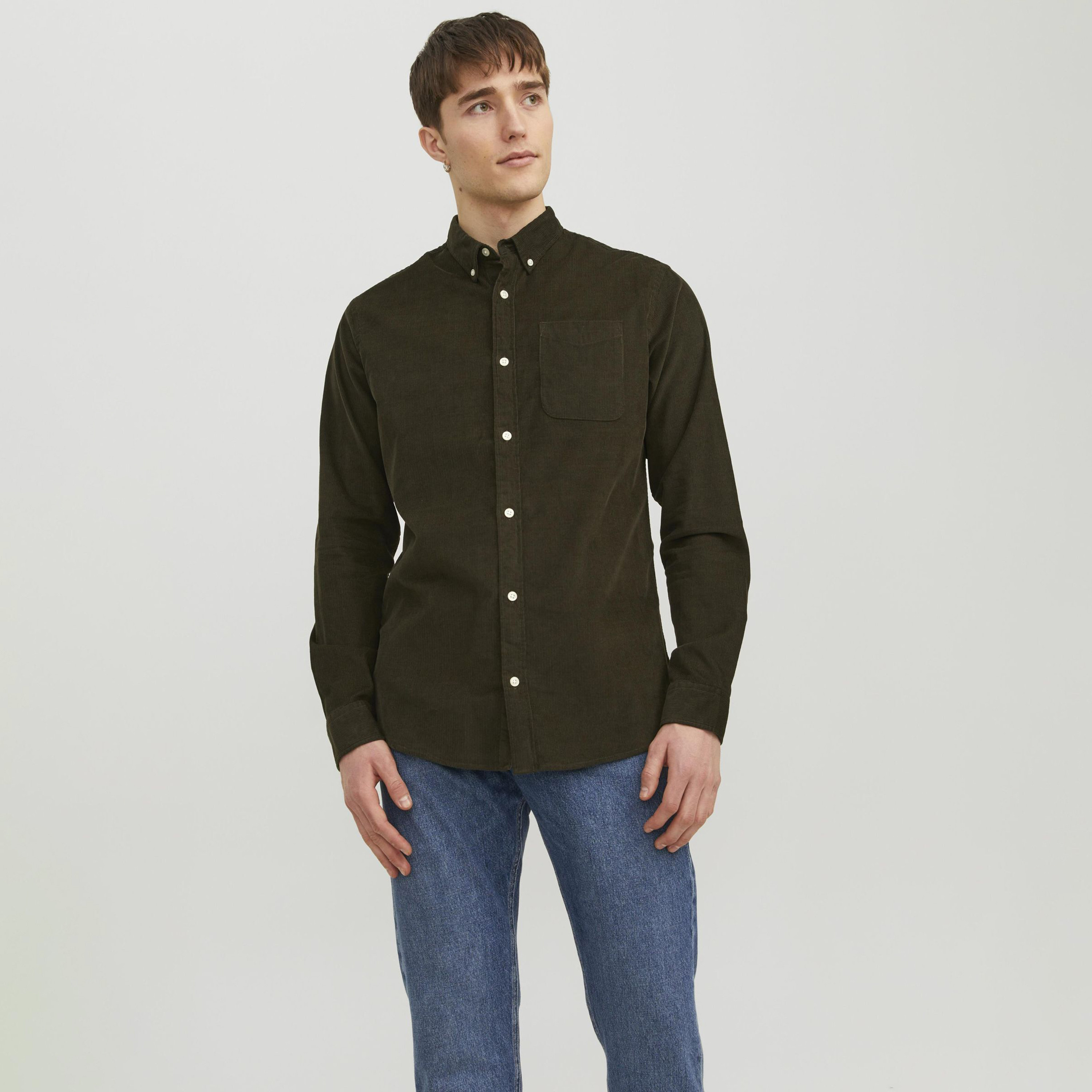 قميص جاك آند جونز ذو كومفورت فيت وياقة سفلية مضلعة بأزرار وأكمام طويلة-men-clothing-shirts-image-1