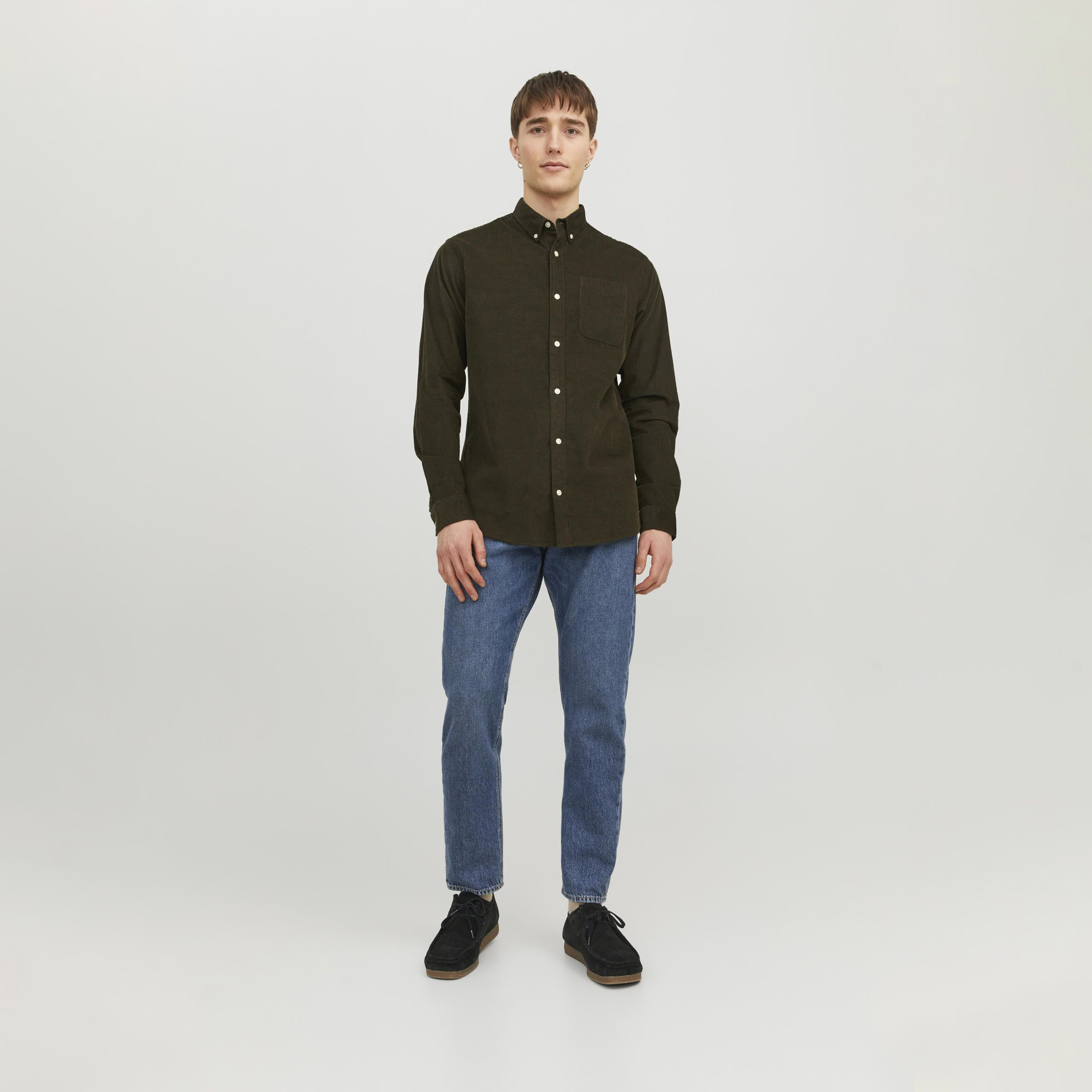قميص جاك آند جونز ذو كومفورت فيت وياقة سفلية مضلعة بأزرار وأكمام طويلة-men-clothing-shirts-image-2