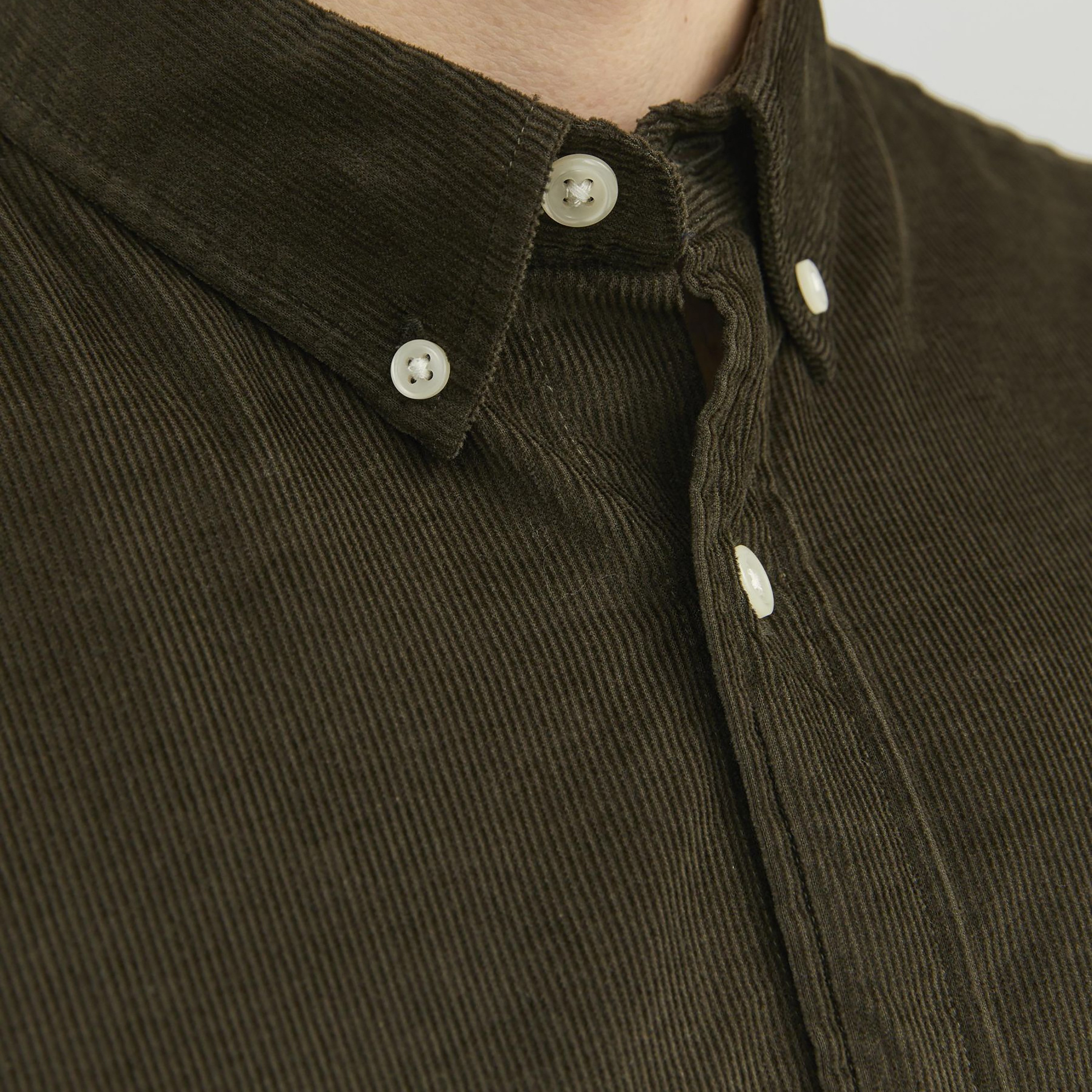 قميص جاك آند جونز ذو كومفورت فيت وياقة سفلية مضلعة بأزرار وأكمام طويلة-men-clothing-shirts-image-3