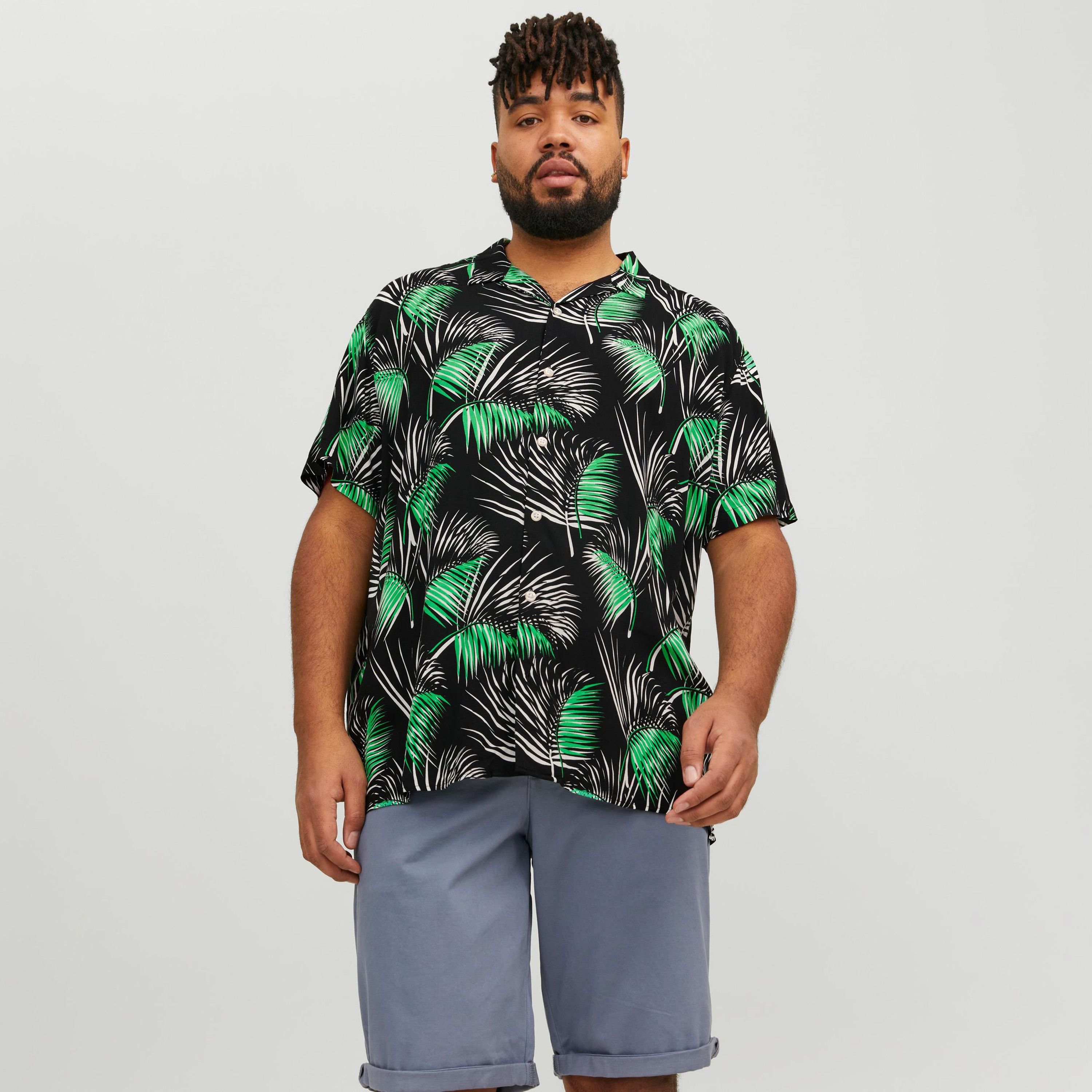 قميص كاجوال من جاك آند جونز بياقة كوبية وأكمام قصيرة مع طباعة استوائية بحجم كبير -men-clothing-tshirtsandpolos-tshirts-image-1