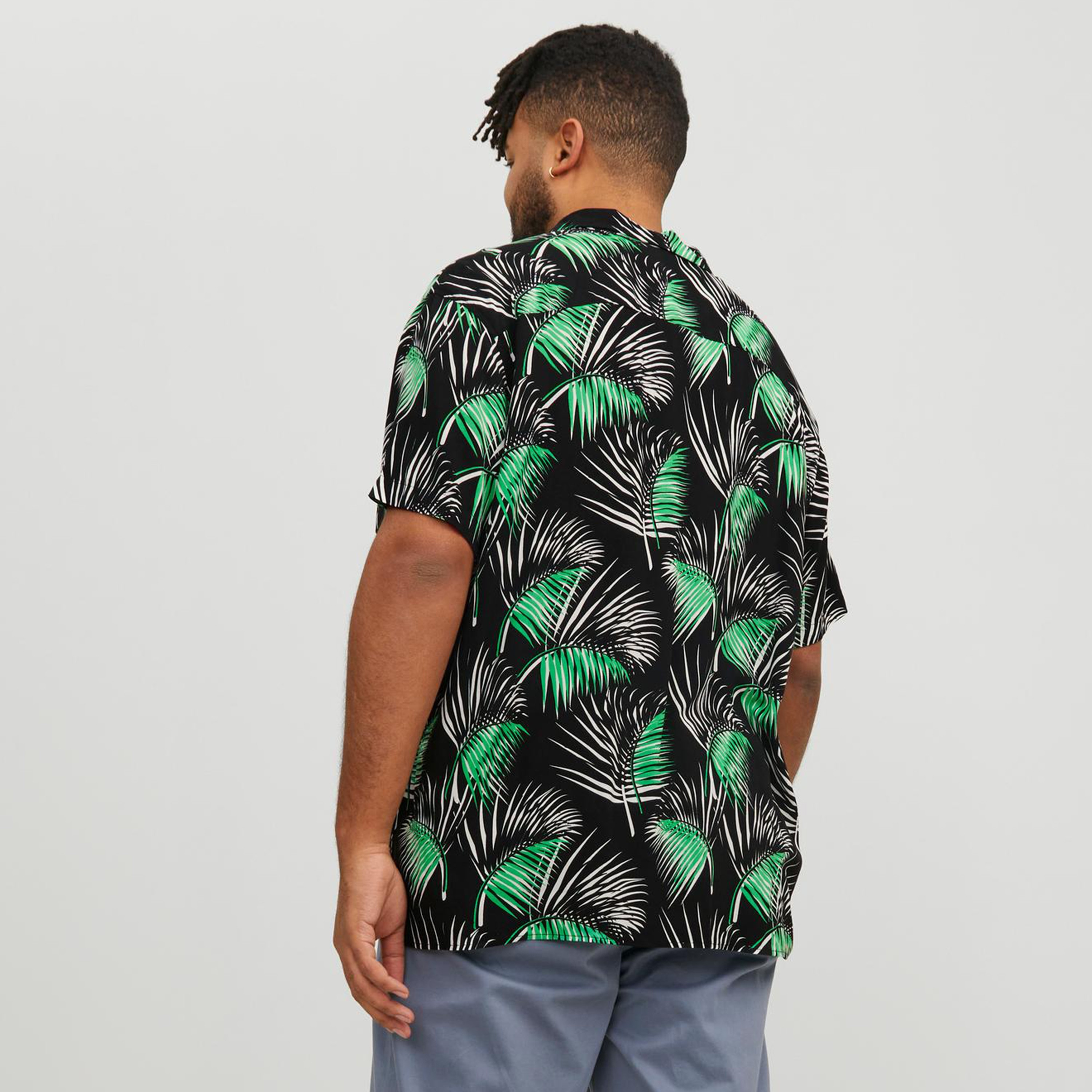 قميص كاجوال من جاك آند جونز بياقة كوبية وأكمام قصيرة مع طباعة استوائية بحجم كبير -men-clothing-tshirtsandpolos-tshirts-image-4