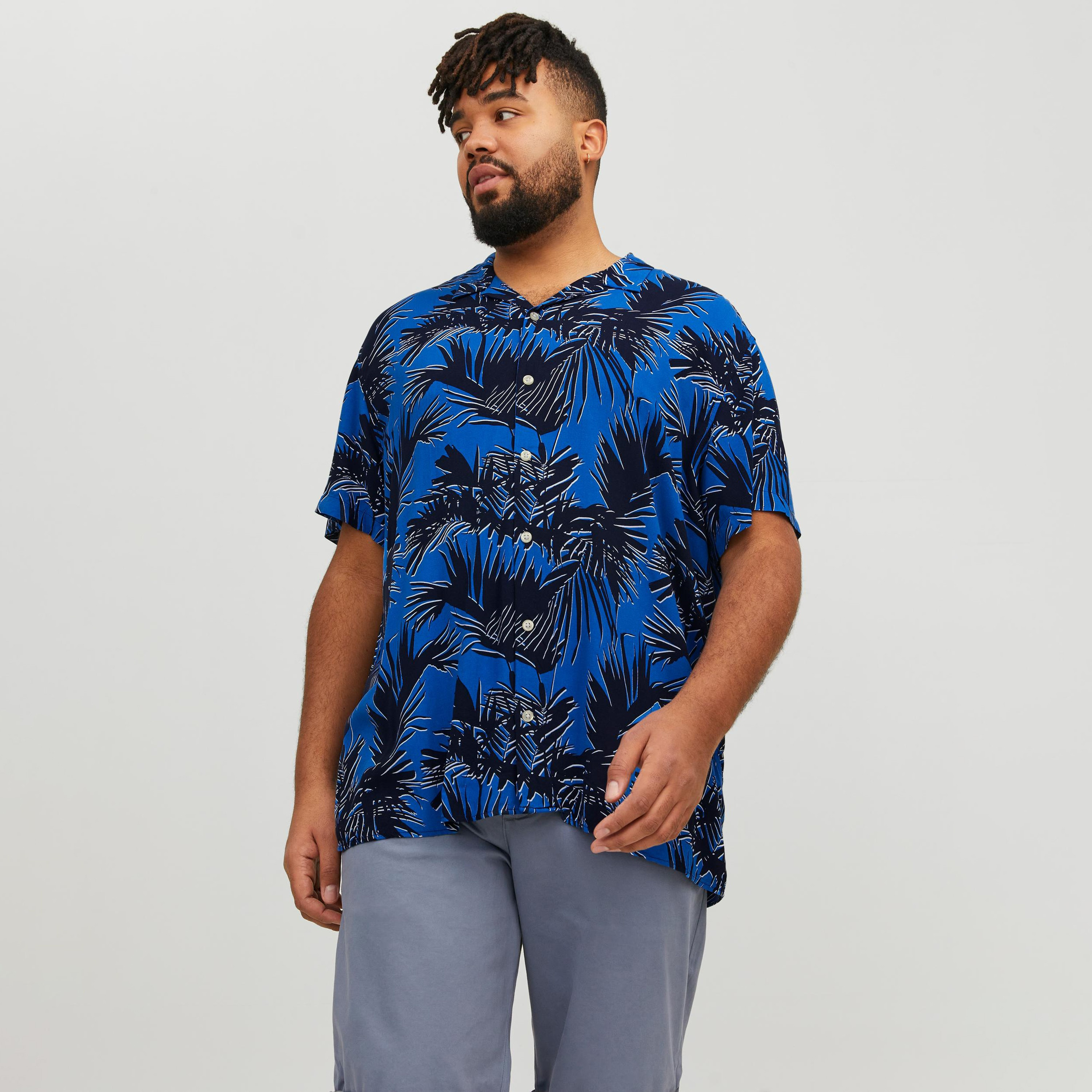 قميص كاجوال من جاك آند جونز بياقة كوبية وأكمام قصيرة مع طباعة استوائية بحجم كبير -men-clothing-tshirtsandpolos-tshirts-image-5