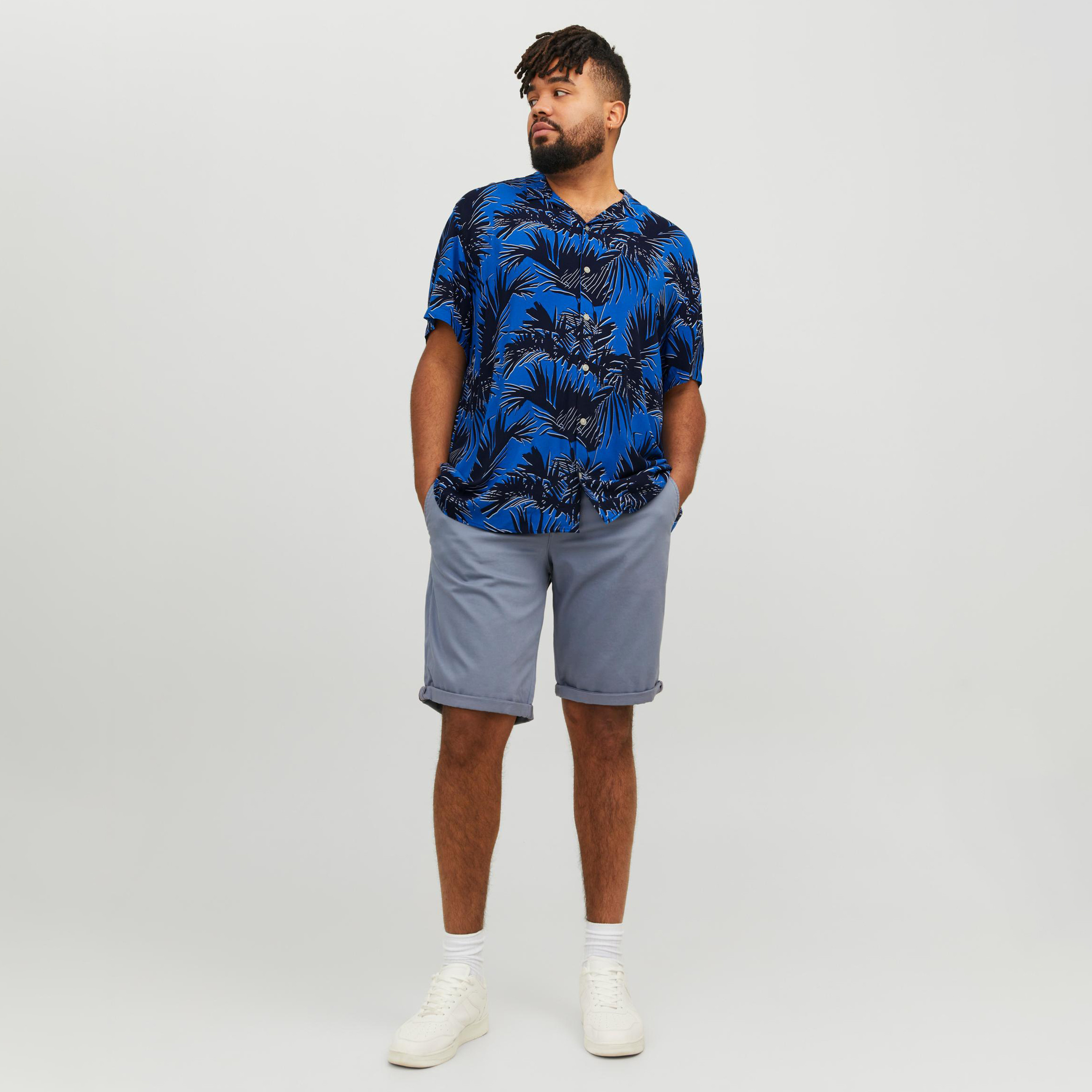 قميص كاجوال من جاك آند جونز بياقة كوبية وأكمام قصيرة مع طباعة استوائية بحجم كبير -men-clothing-tshirtsandpolos-tshirts-image-6