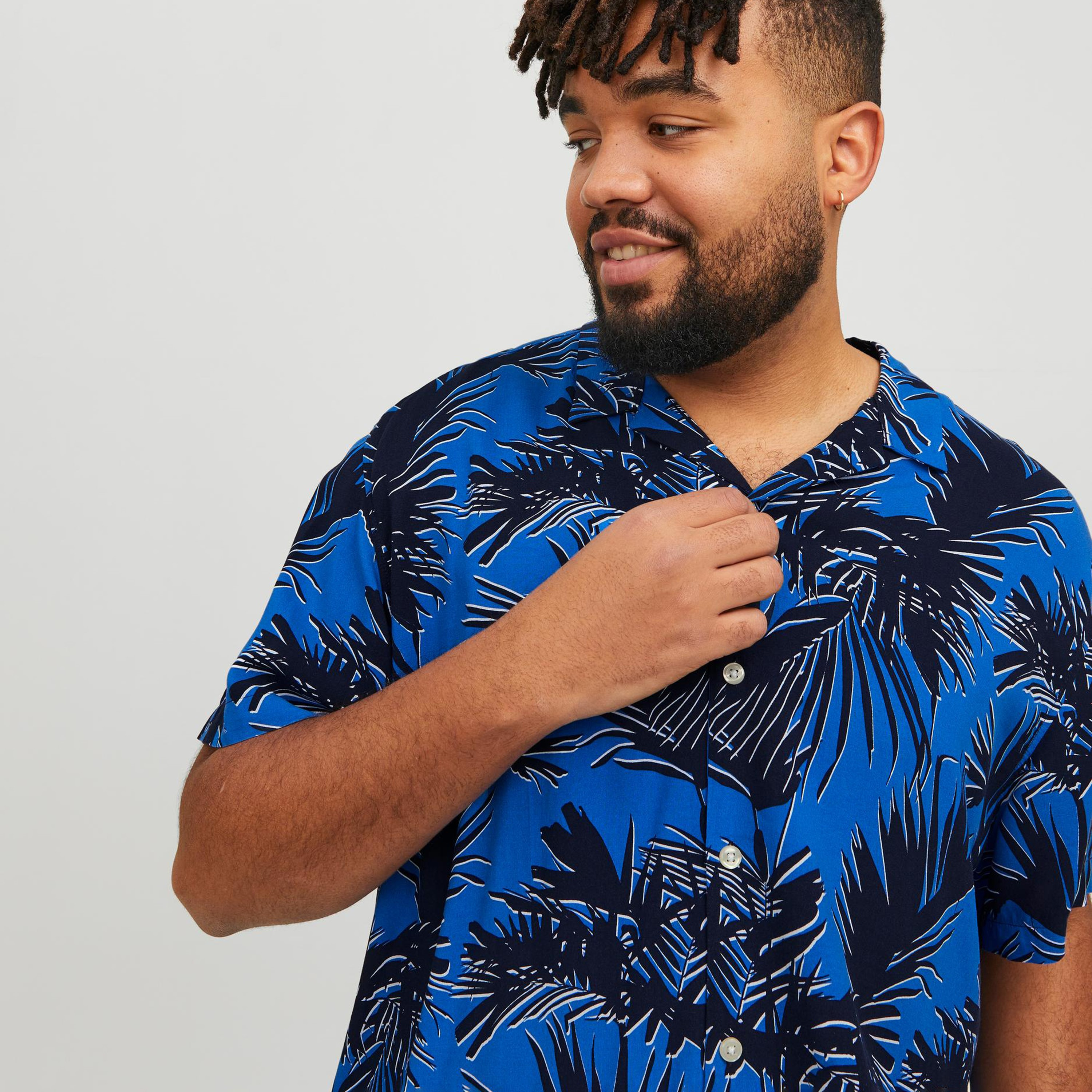 قميص كاجوال من جاك آند جونز بياقة كوبية وأكمام قصيرة مع طباعة استوائية بحجم كبير -men-clothing-tshirtsandpolos-tshirts-image-7
