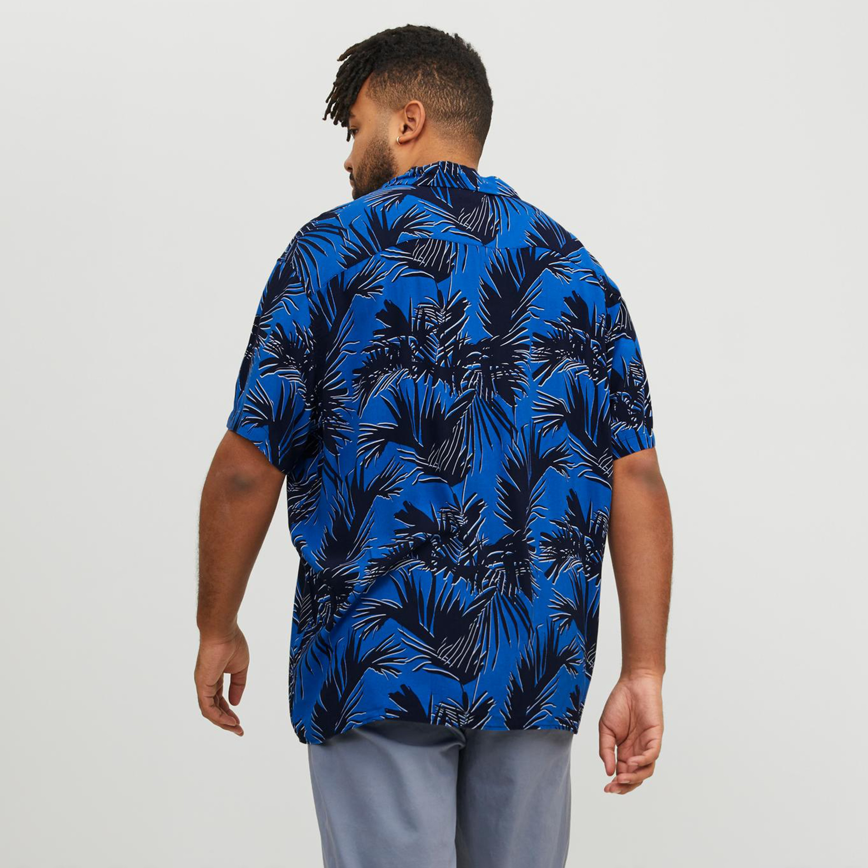 قميص كاجوال من جاك آند جونز بياقة كوبية وأكمام قصيرة مع طباعة استوائية بحجم كبير -men-clothing-tshirtsandpolos-tshirts-image-8