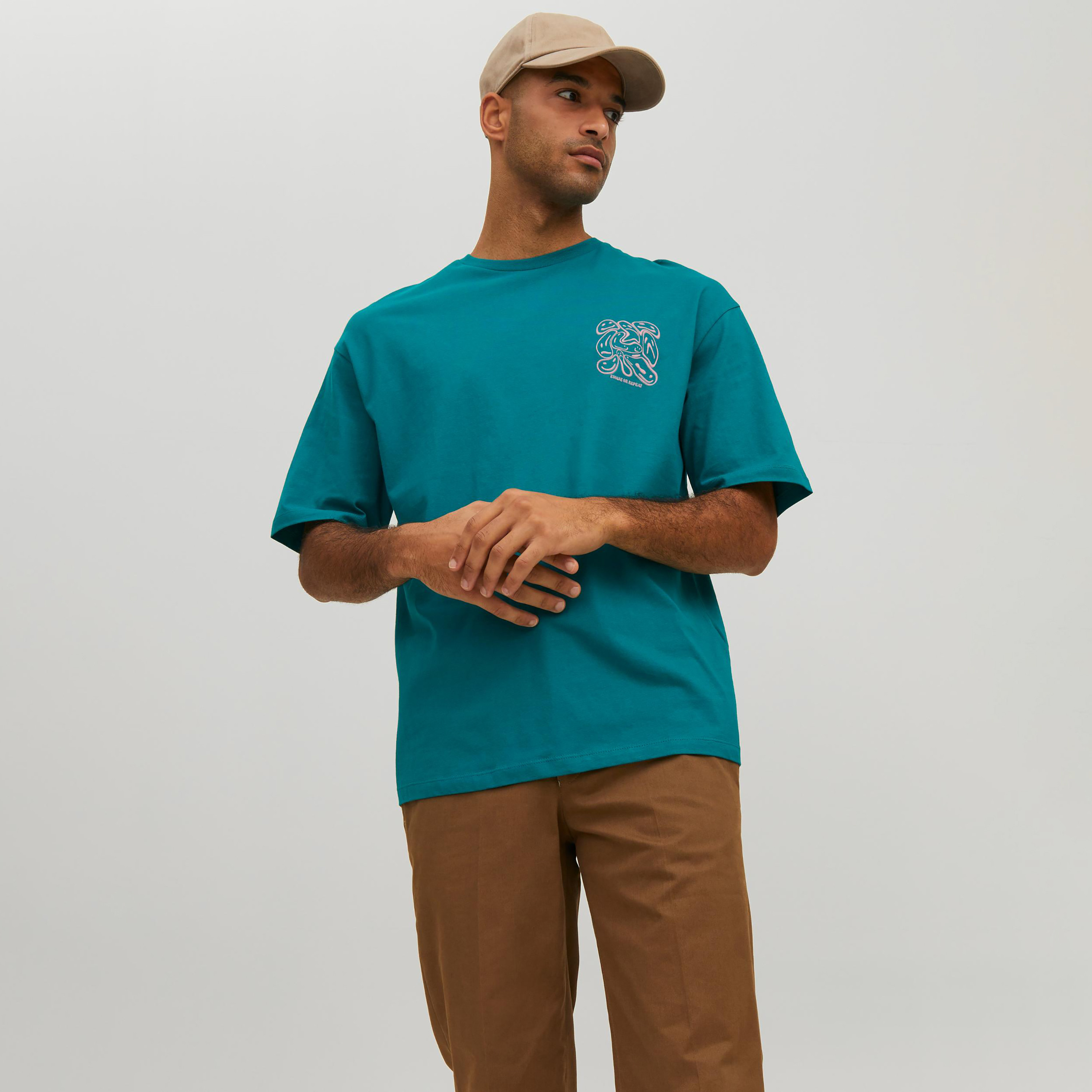 تي شيرت من جاك آند جونز مطبوع بأكمام قصيرة و ياقة مستديرة-men-clothing-tshirtsandpolos-tshirts-image-1