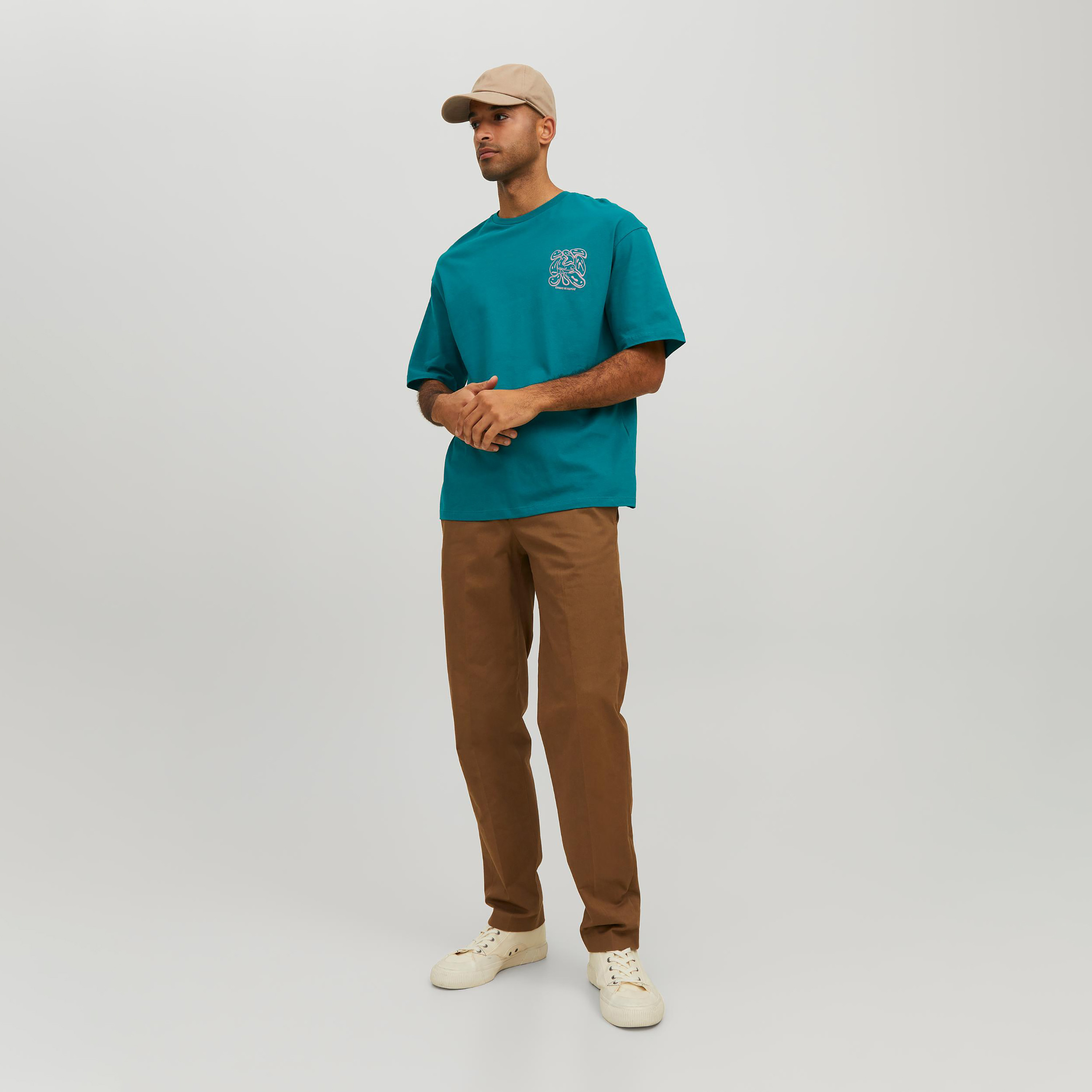 تي شيرت من جاك آند جونز مطبوع بأكمام قصيرة و ياقة مستديرة-men-clothing-tshirtsandpolos-tshirts-image-2
