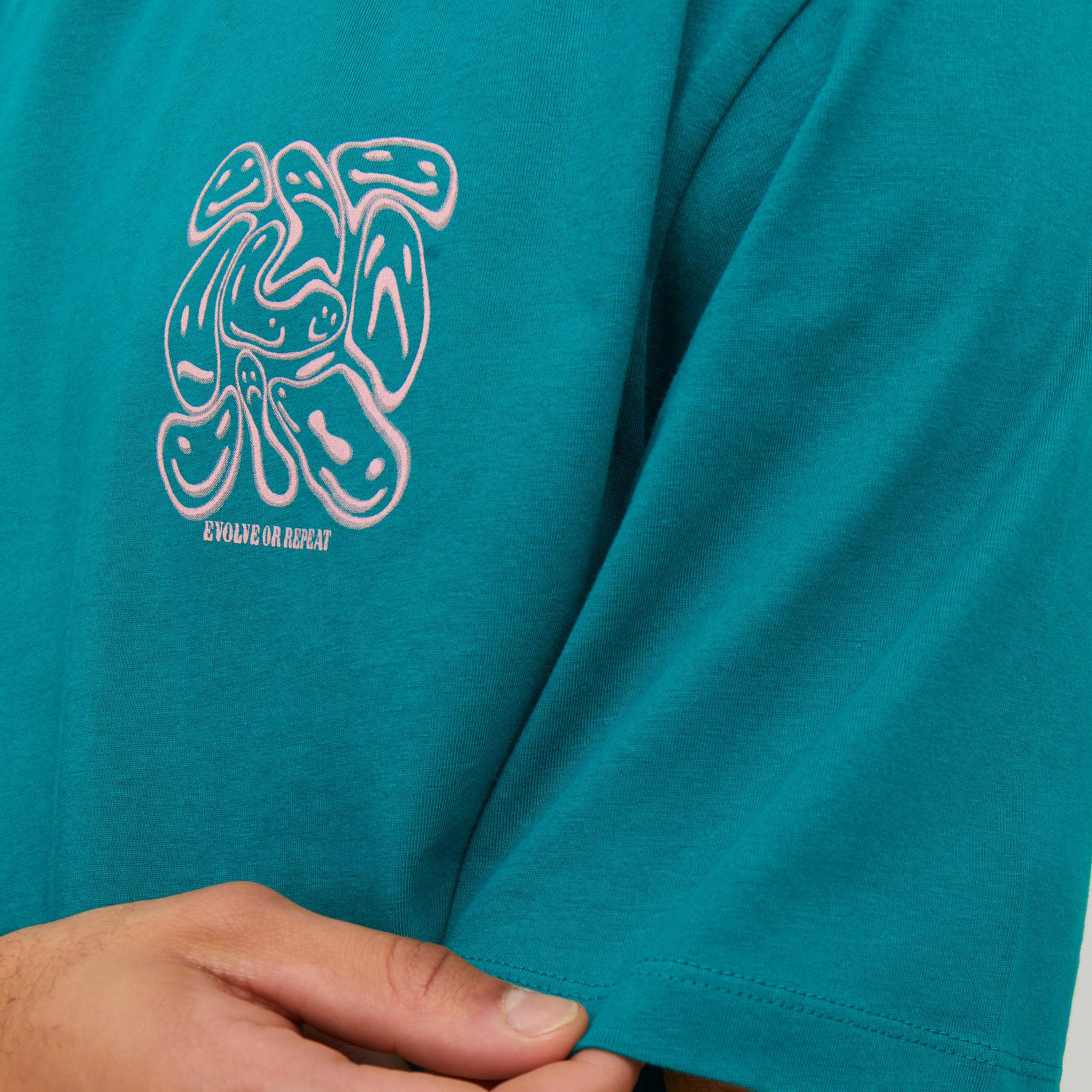 تي شيرت من جاك آند جونز مطبوع بأكمام قصيرة و ياقة مستديرة-men-clothing-tshirtsandpolos-tshirts-image-3