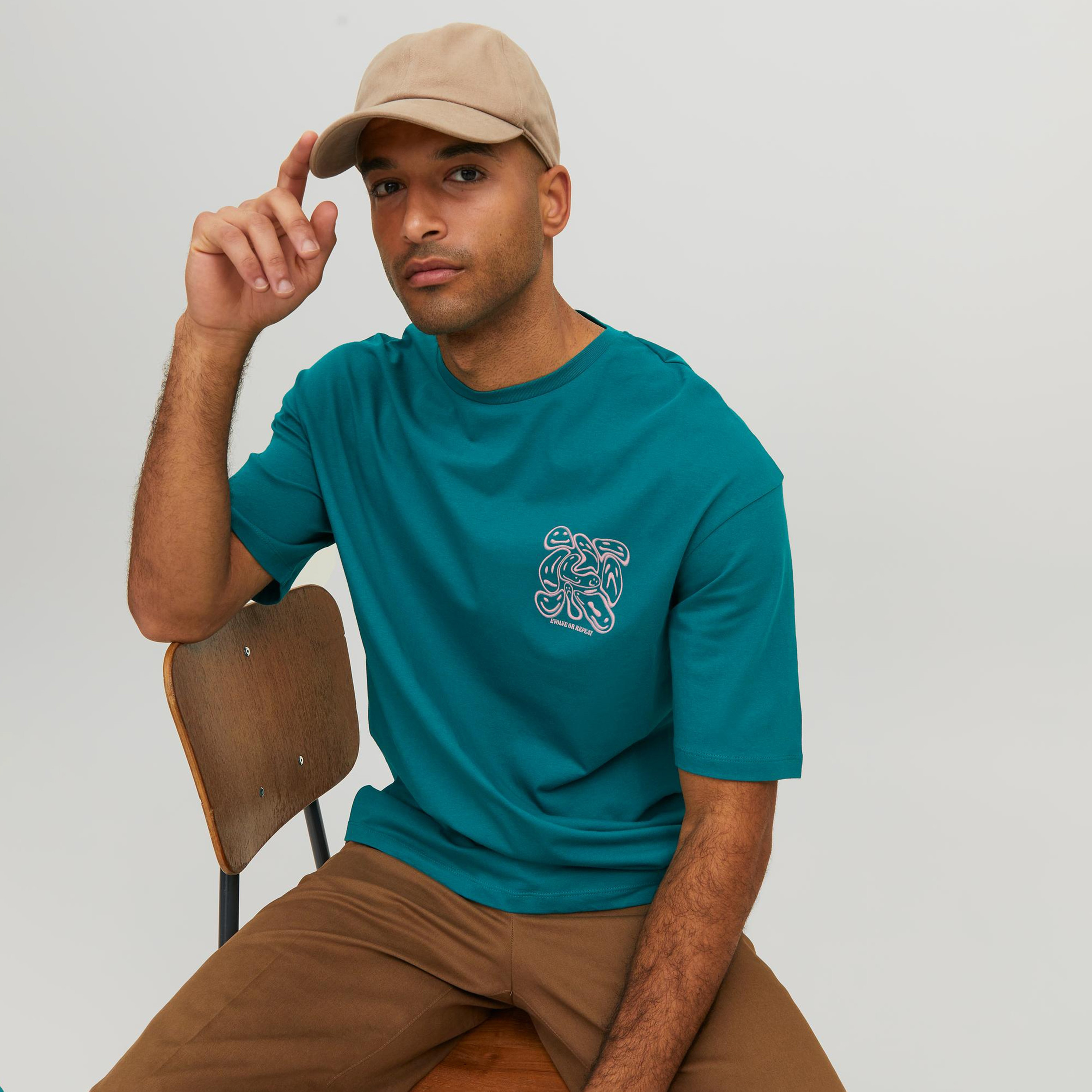 تي شيرت من جاك آند جونز مطبوع بأكمام قصيرة و ياقة مستديرة-men-clothing-tshirtsandpolos-tshirts-image-5