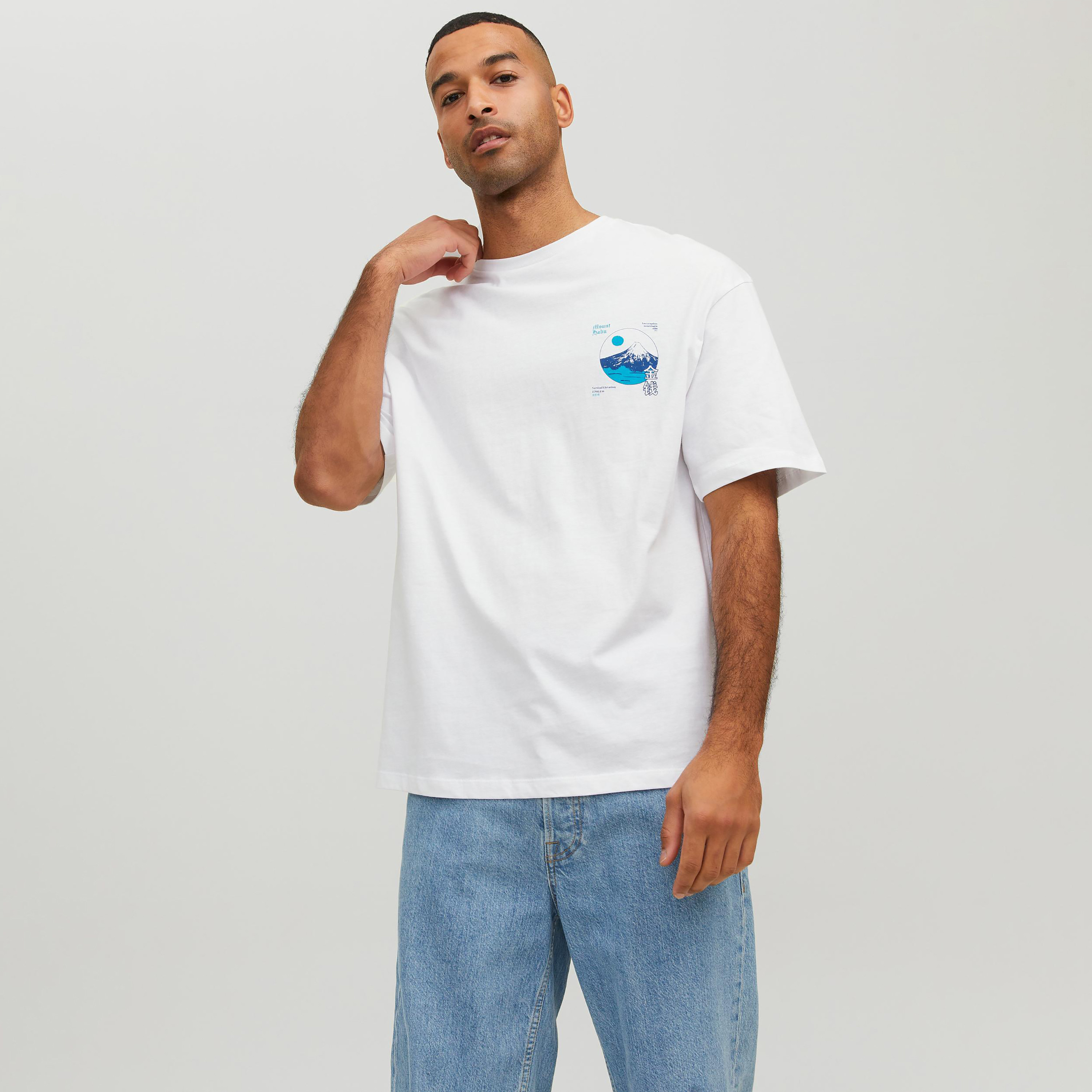 تي شيرت من جاك آند جونز مطبوع بأكمام قصيرة و ياقة مستديرة-men-clothing-tshirtsandpolos-tshirts-image-7