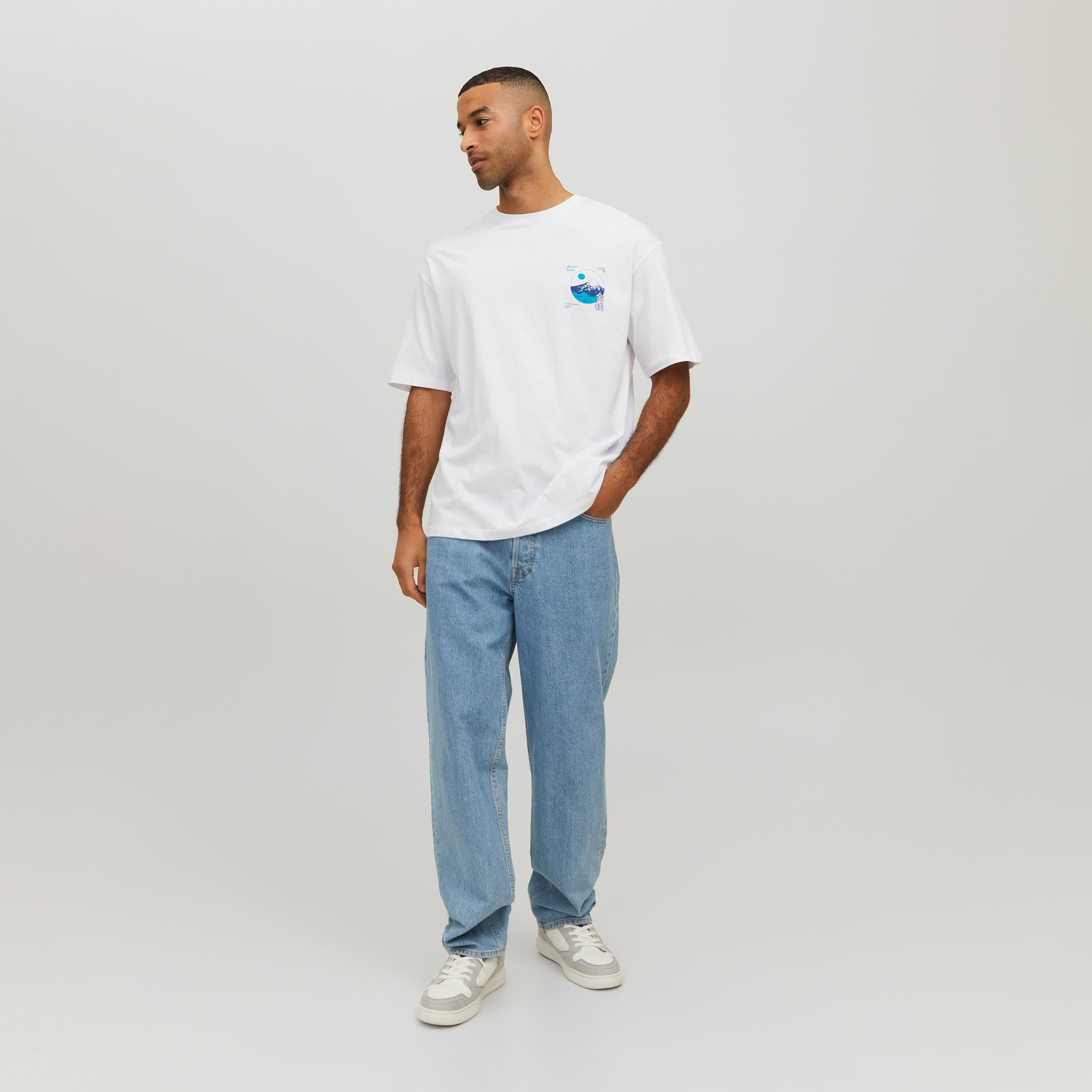 تي شيرت من جاك آند جونز مطبوع بأكمام قصيرة و ياقة مستديرة-men-clothing-tshirtsandpolos-tshirts-image-8