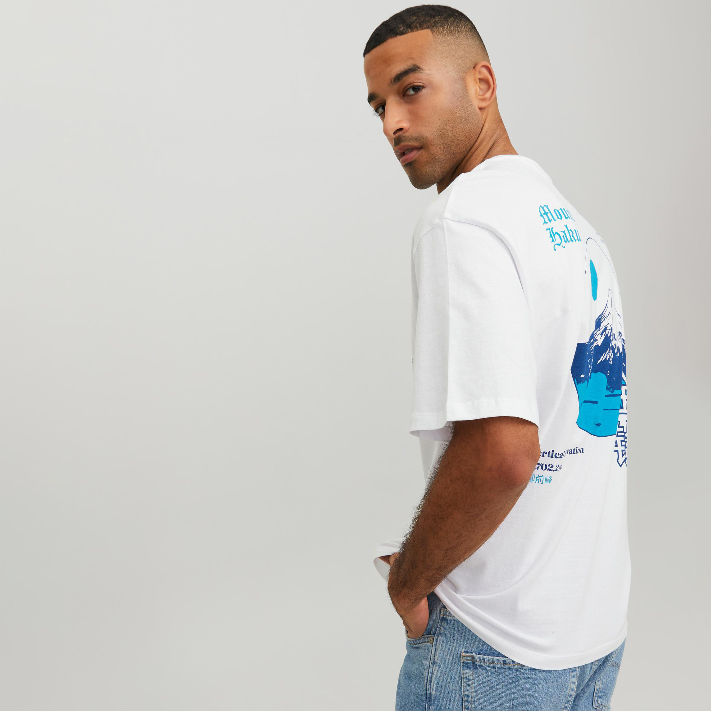 تي شيرت من جاك آند جونز مطبوع بأكمام قصيرة و ياقة مستديرة-men-clothing-tshirtsandpolos-tshirts-image-13