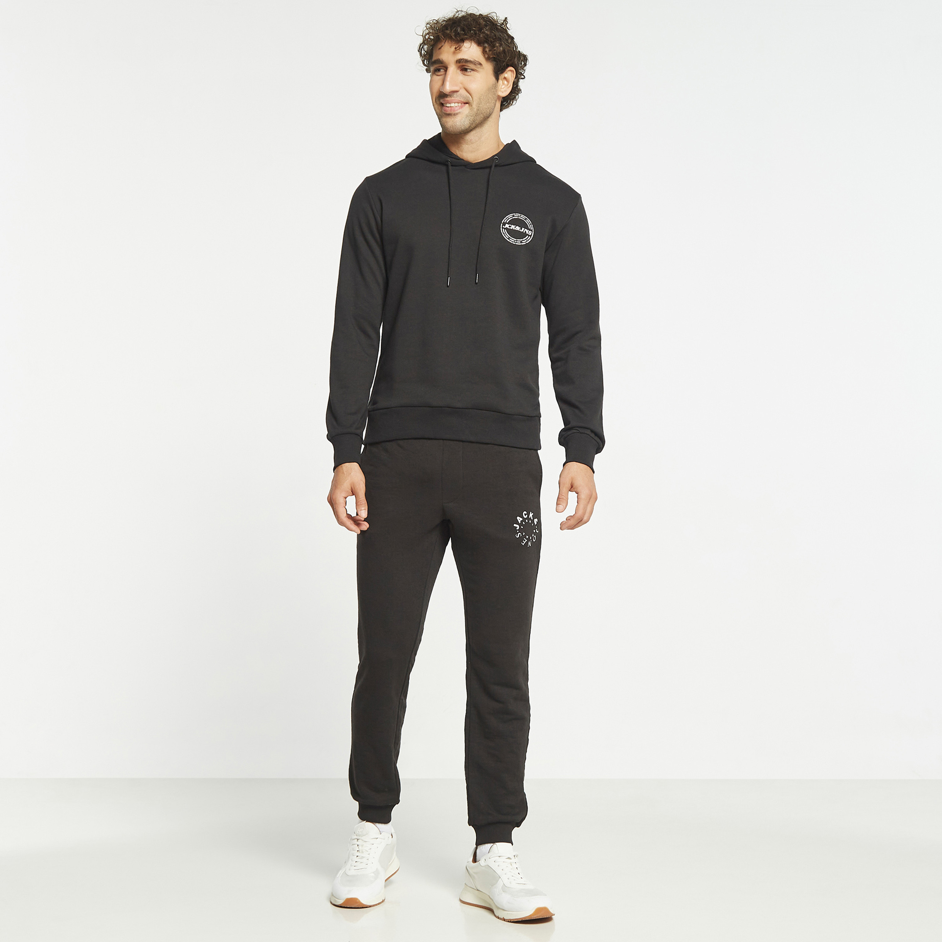  هودي جاك آند جونز مع شعار بأكمام طويلة-men-winterwear-hoodiesandsweatshirts-image-2