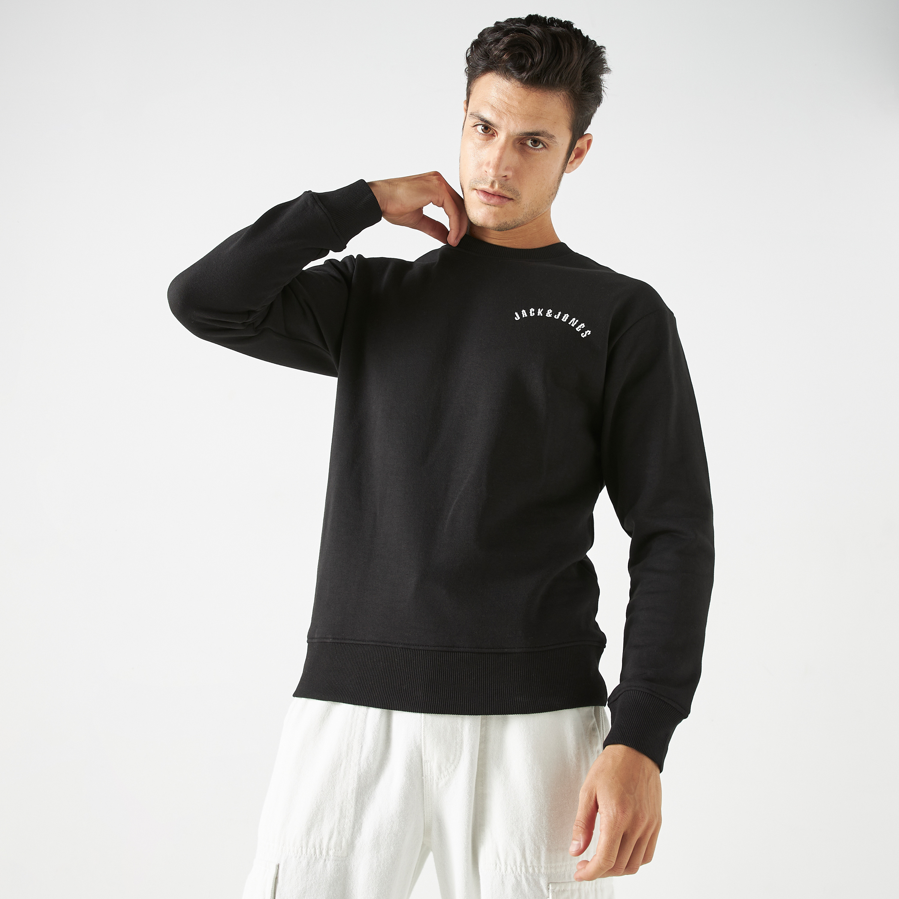 سويت شيرت من جاك آند جونز مع منسوج بأكمام طويلة وياقة مستديرة-men-winterwear-hoodiesandsweatshirts-image-1