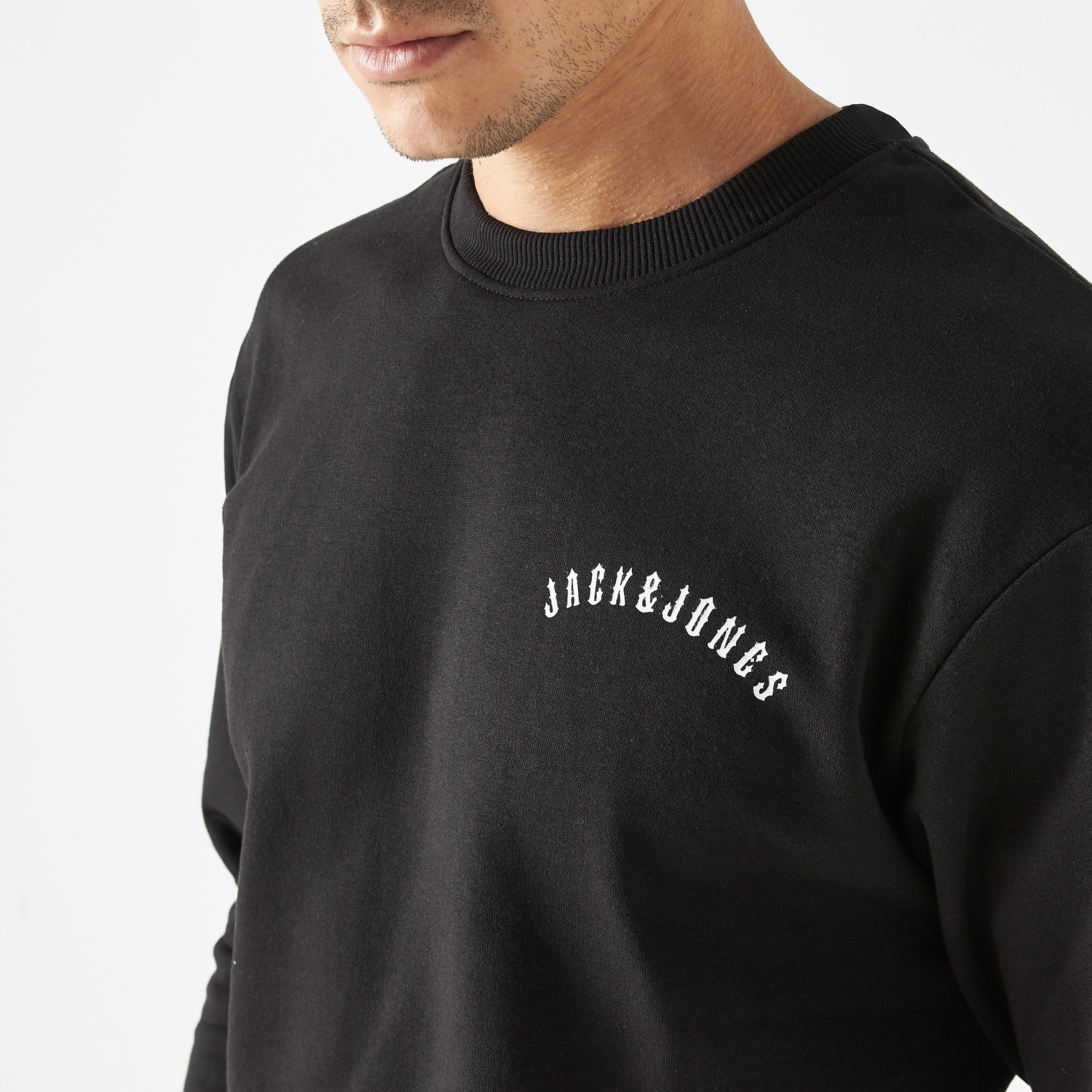 سويت شيرت من جاك آند جونز مع منسوج بأكمام طويلة وياقة مستديرة-men-winterwear-hoodiesandsweatshirts-image-4