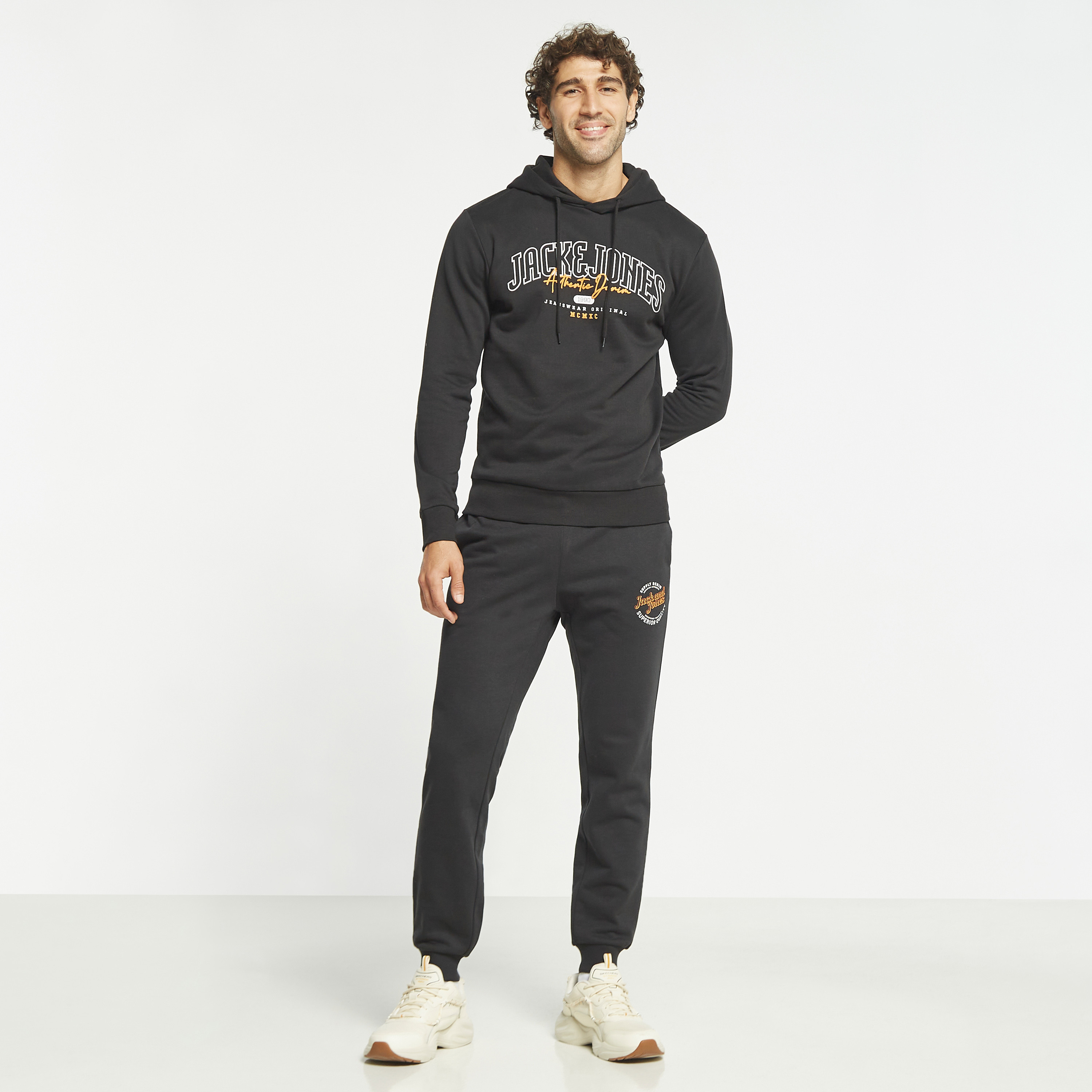  هودي جاك آند جونز مع شعار بأكمام طويلة-men-winterwear-hoodiesandsweatshirts-image-2