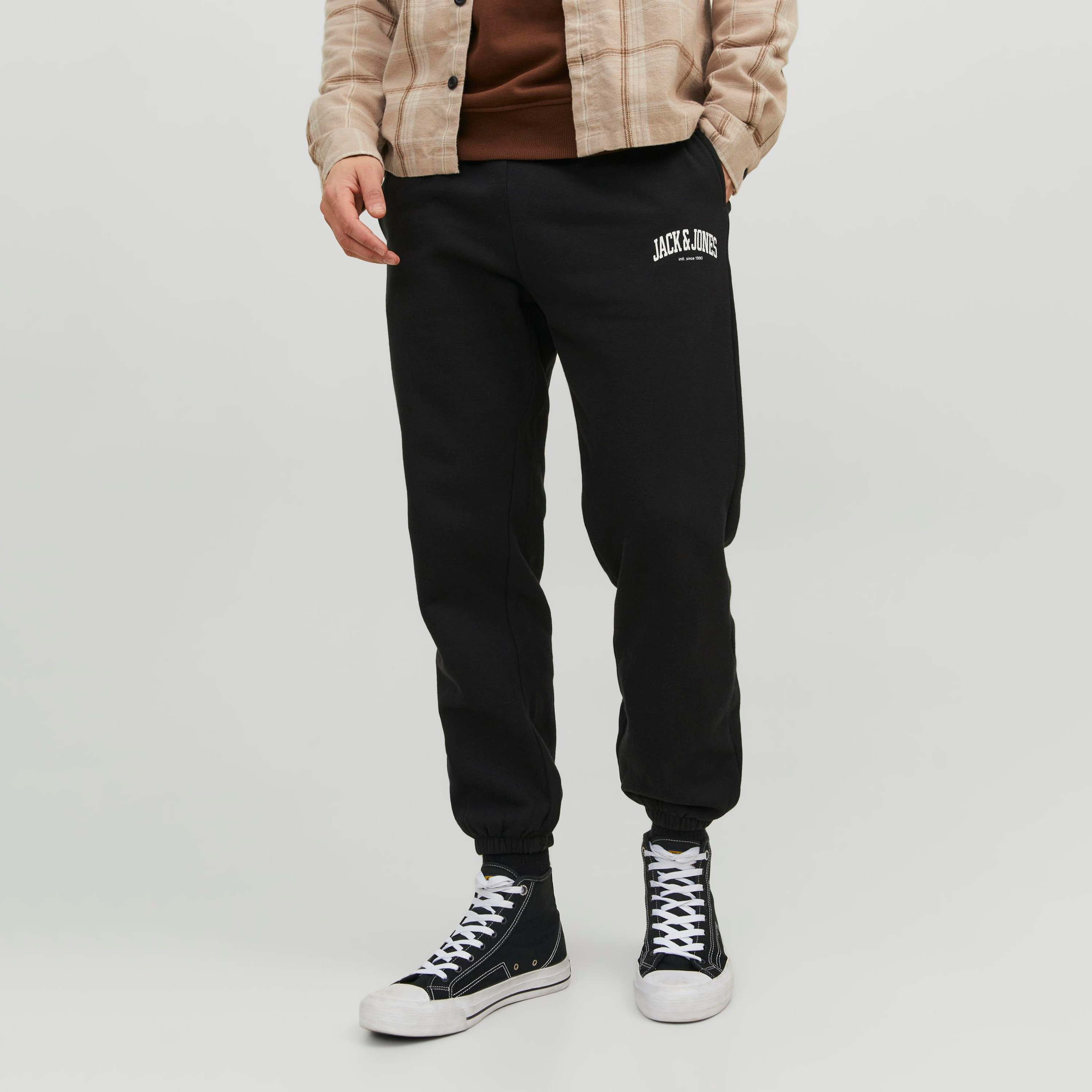 جوغر من جاك آند جونز برباط ذو متوسط الارتفاع مع شعار-men-clothing-bottoms-joggers-image-1