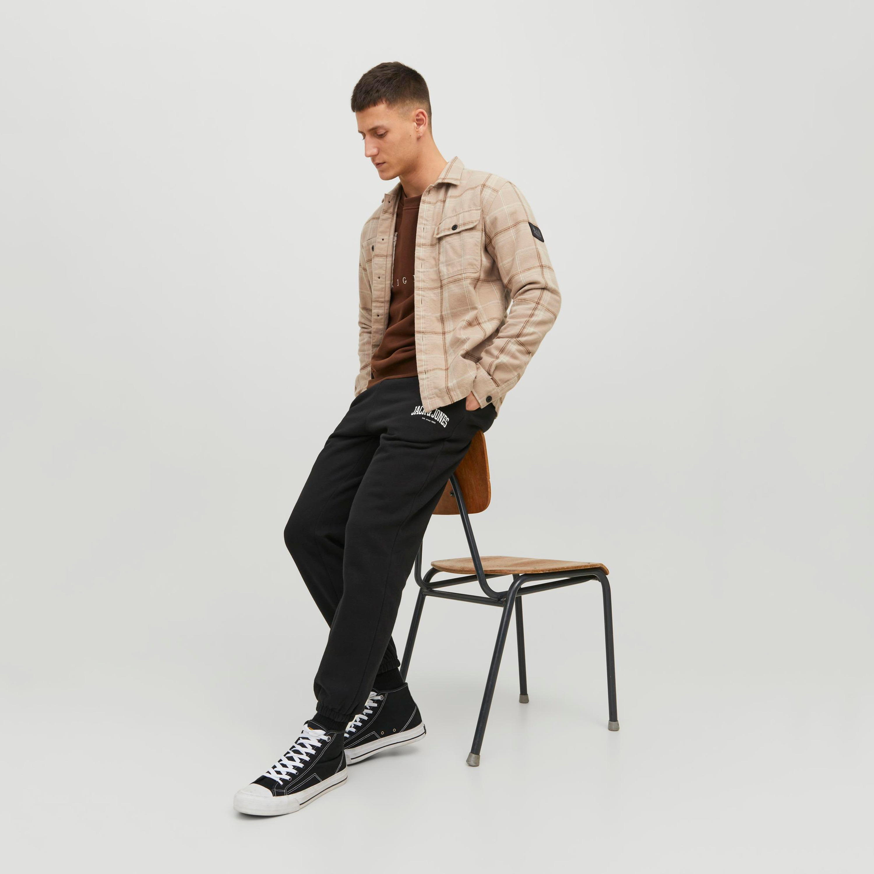 جوغر من جاك آند جونز برباط ذو متوسط الارتفاع مع شعار-men-clothing-bottoms-joggers-image-2
