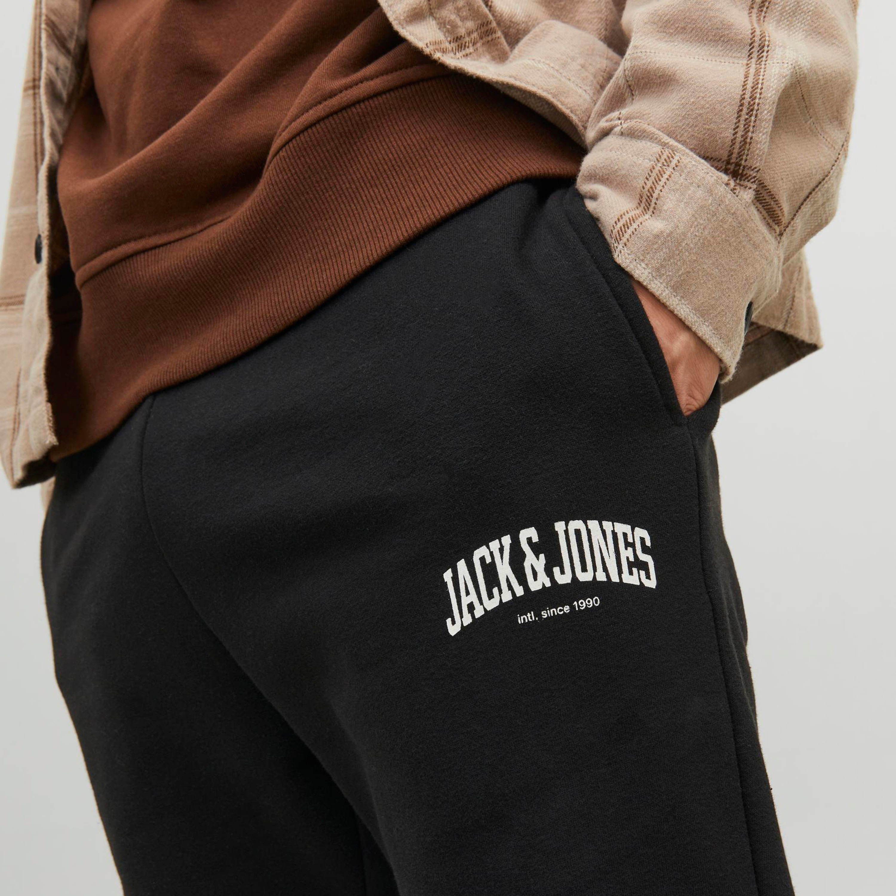 جوغر من جاك آند جونز برباط ذو متوسط الارتفاع مع شعار-men-clothing-bottoms-joggers-image-3