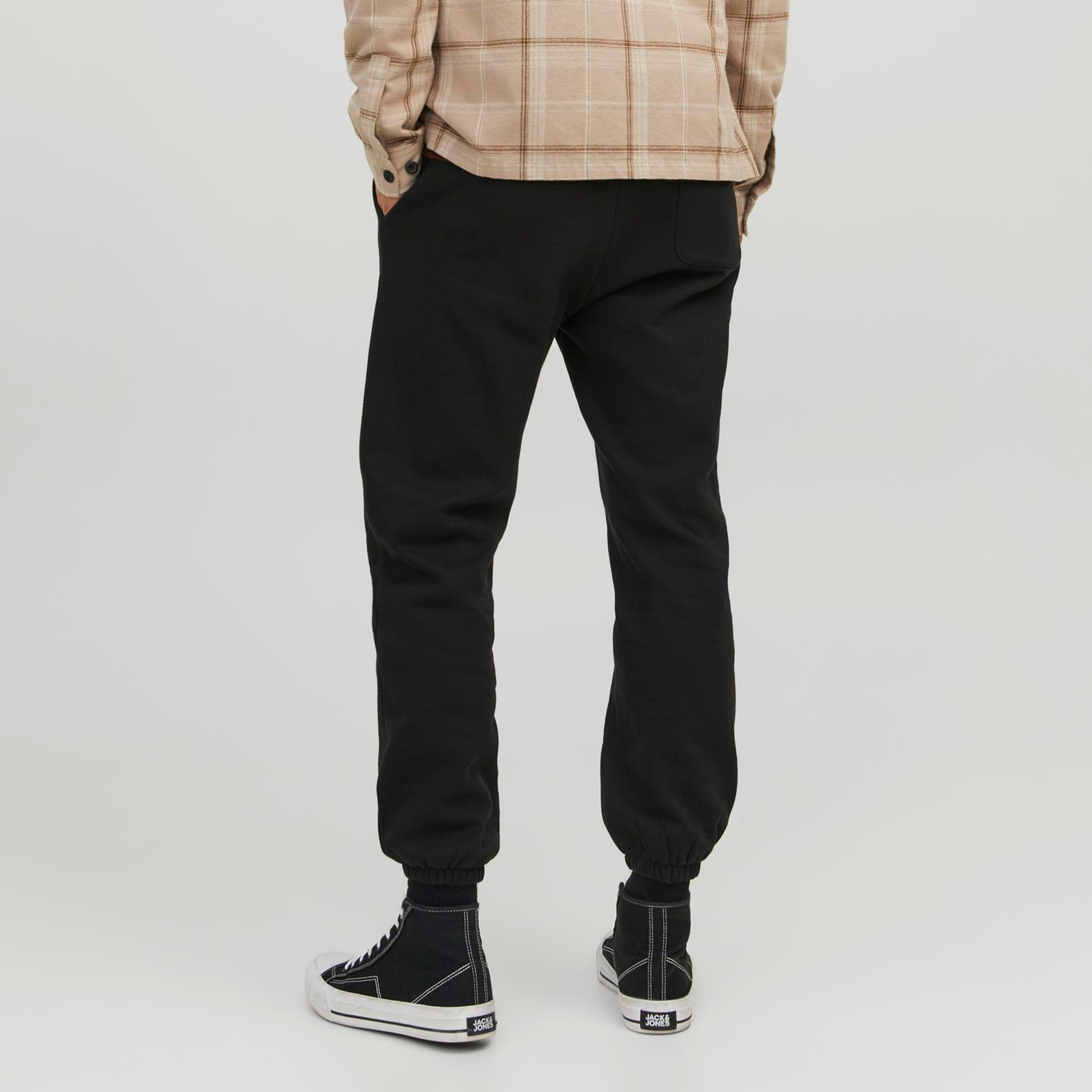 جوغر من جاك آند جونز برباط ذو متوسط الارتفاع مع شعار-men-clothing-bottoms-joggers-image-4