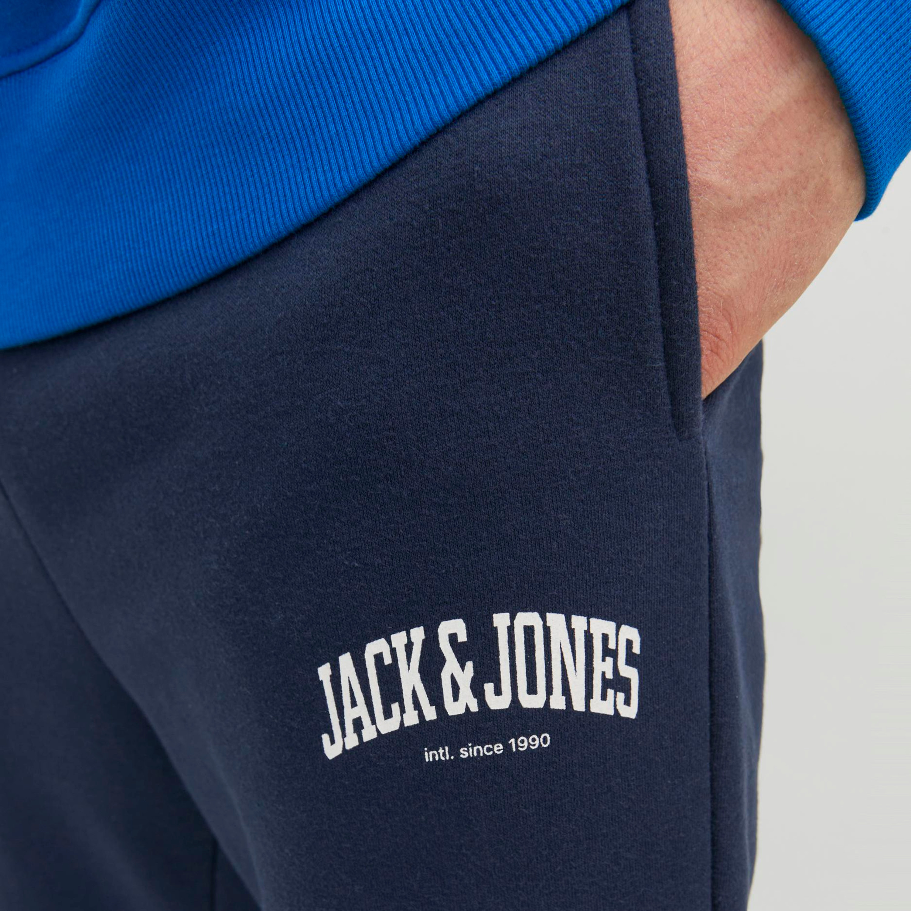 جوغر من جاك آند جونز برباط ذو متوسط الارتفاع مع شعار-men-clothing-bottoms-joggers-image-7