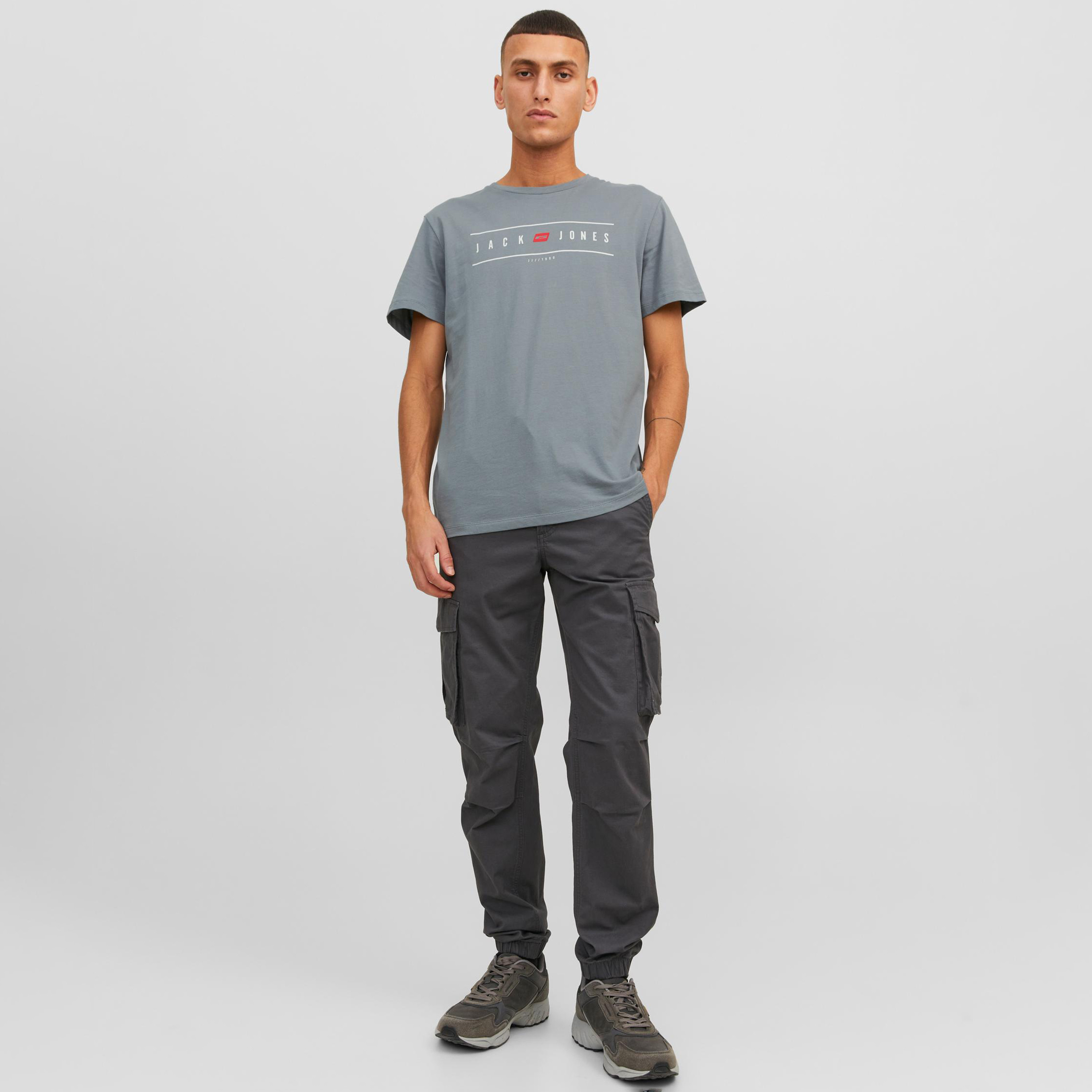 تي شيرت من جاك آند جونز بأكمام قصيرة و ياقة دائرية -men-clothing-tshirtsandpolos-tshirts-image-10