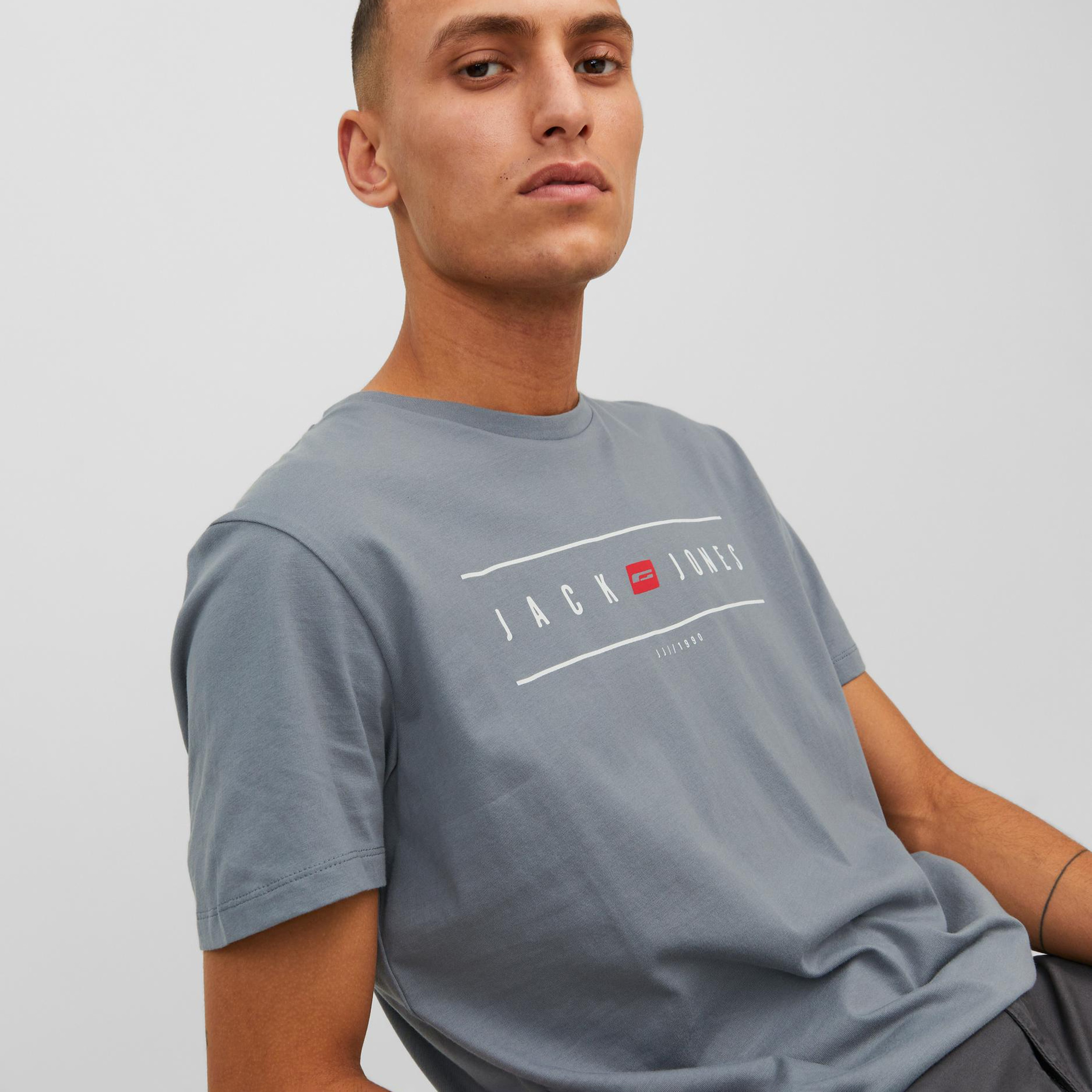 تي شيرت من جاك آند جونز بأكمام قصيرة و ياقة دائرية -men-clothing-tshirtsandpolos-tshirts-image-11