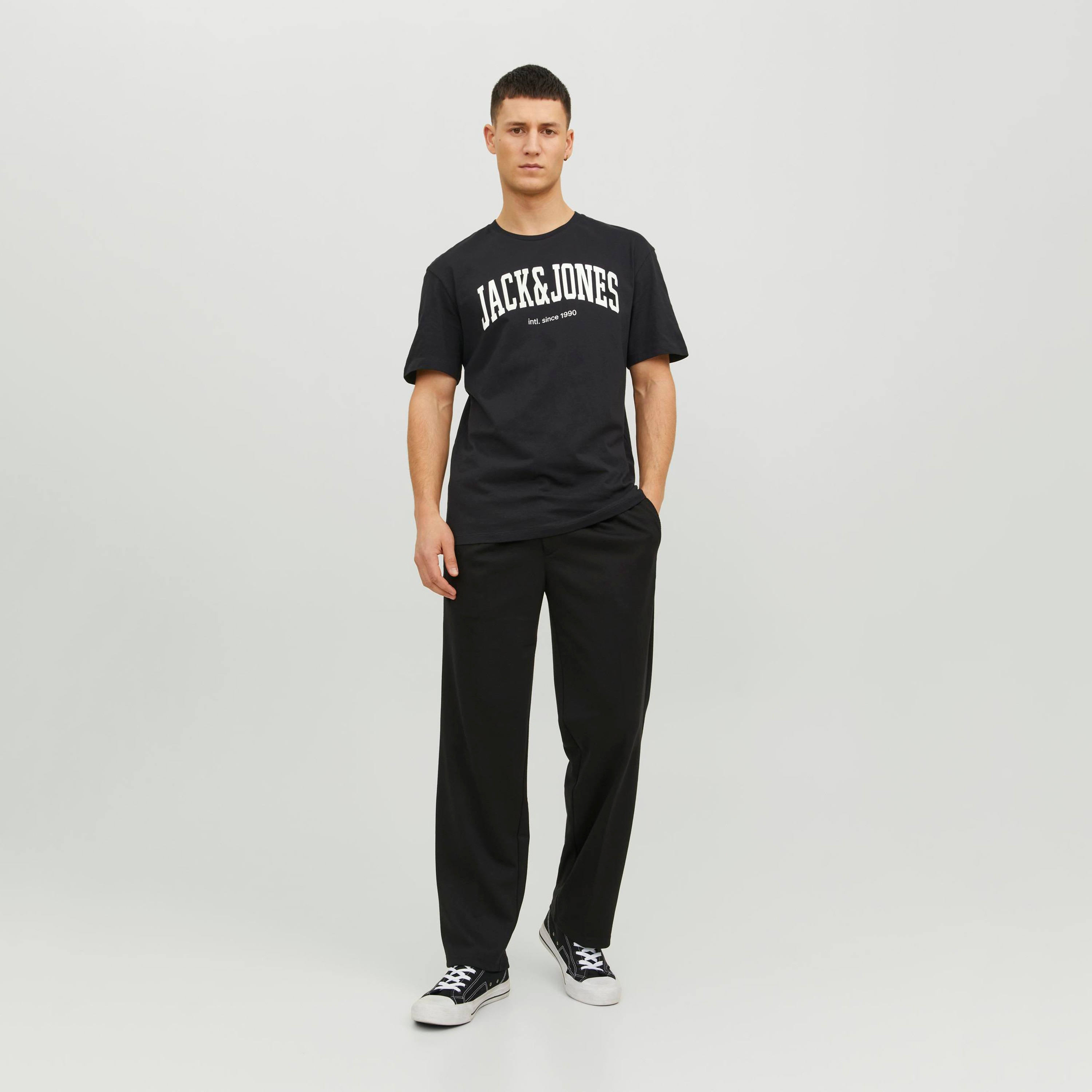 تي شيرت من جاك آند جونز بطبعة شعار بأكمام قصيرة و ياقة مستديرة-men-clothing-tshirtsandpolos-tshirts-image-2