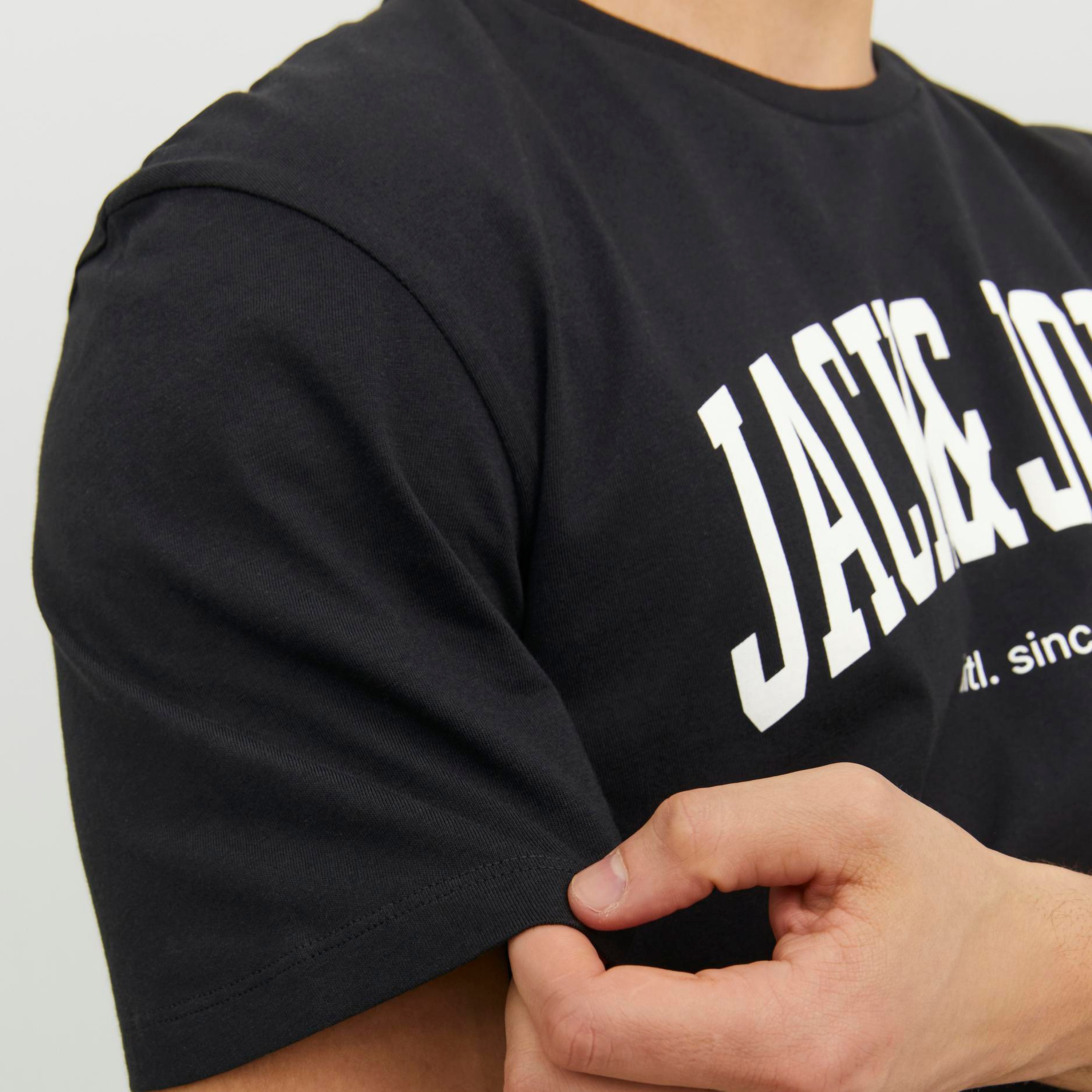 تي شيرت من جاك آند جونز بطبعة شعار بأكمام قصيرة و ياقة مستديرة-men-clothing-tshirtsandpolos-tshirts-image-3