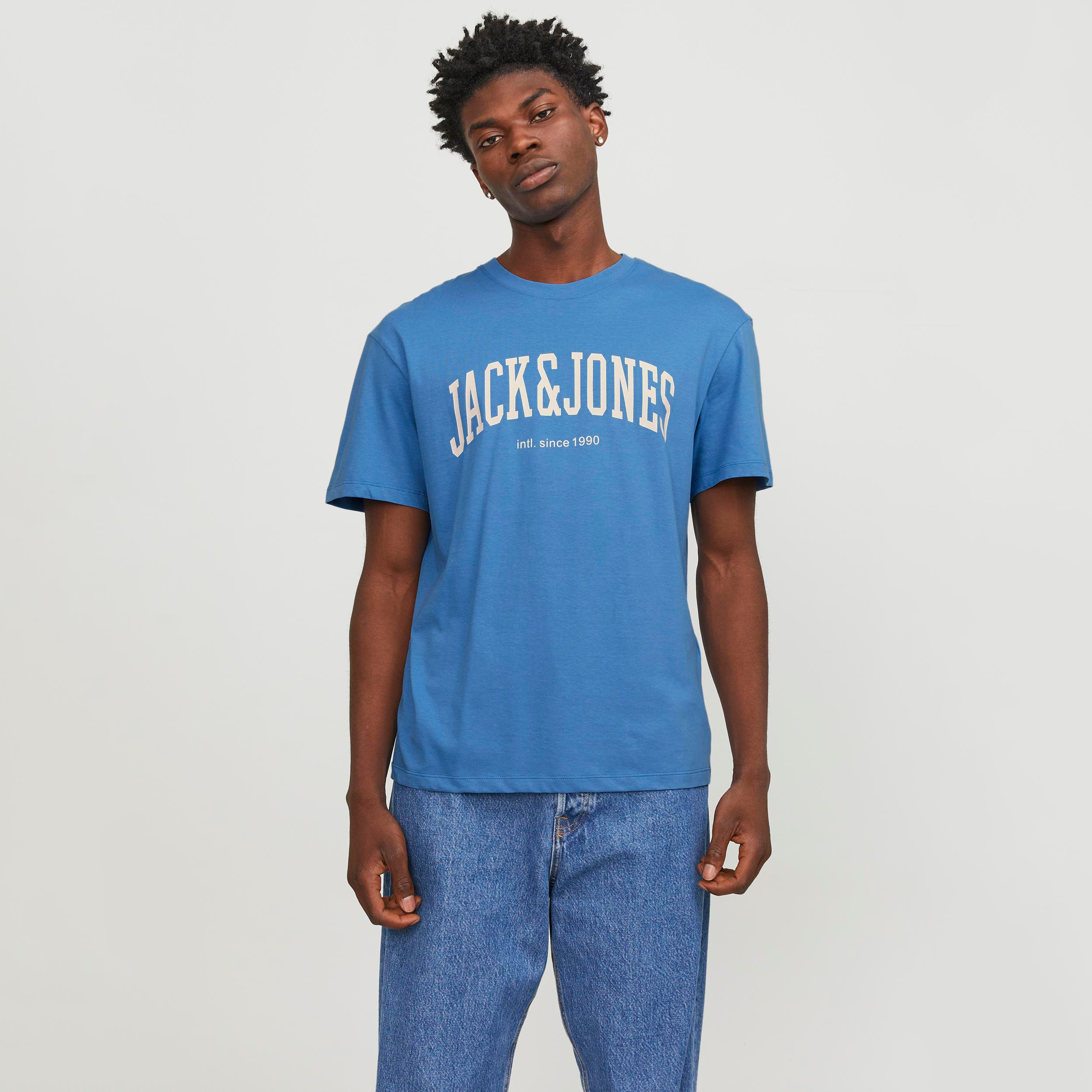 تيشيرت بأكمام قصيرة وياقة دائرية وشعار من جاك آند جونز-men-clothing-tshirtsandpolos-tshirts-image-5
