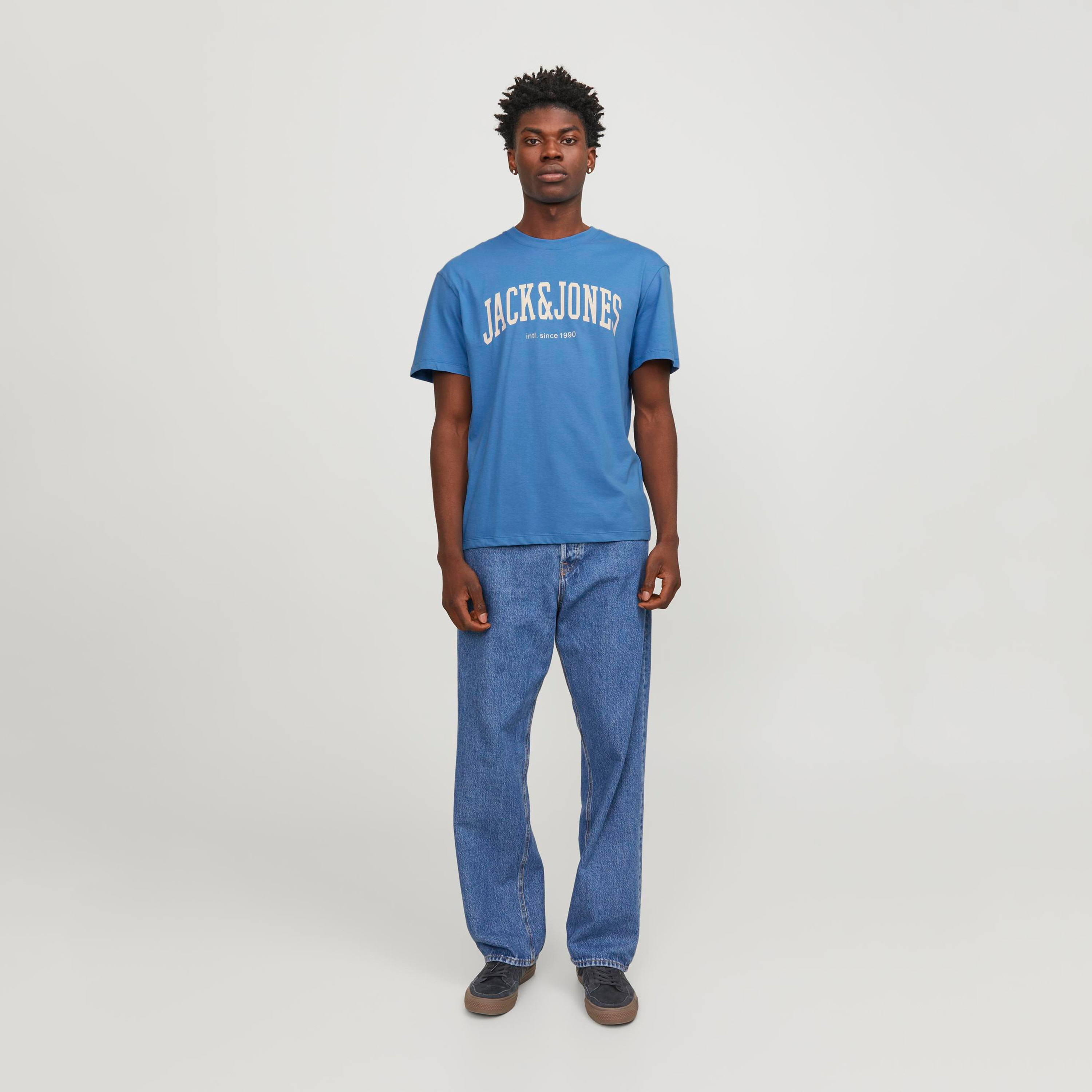 تيشيرت بأكمام قصيرة وياقة دائرية وشعار من جاك آند جونز-men-clothing-tshirtsandpolos-tshirts-image-6