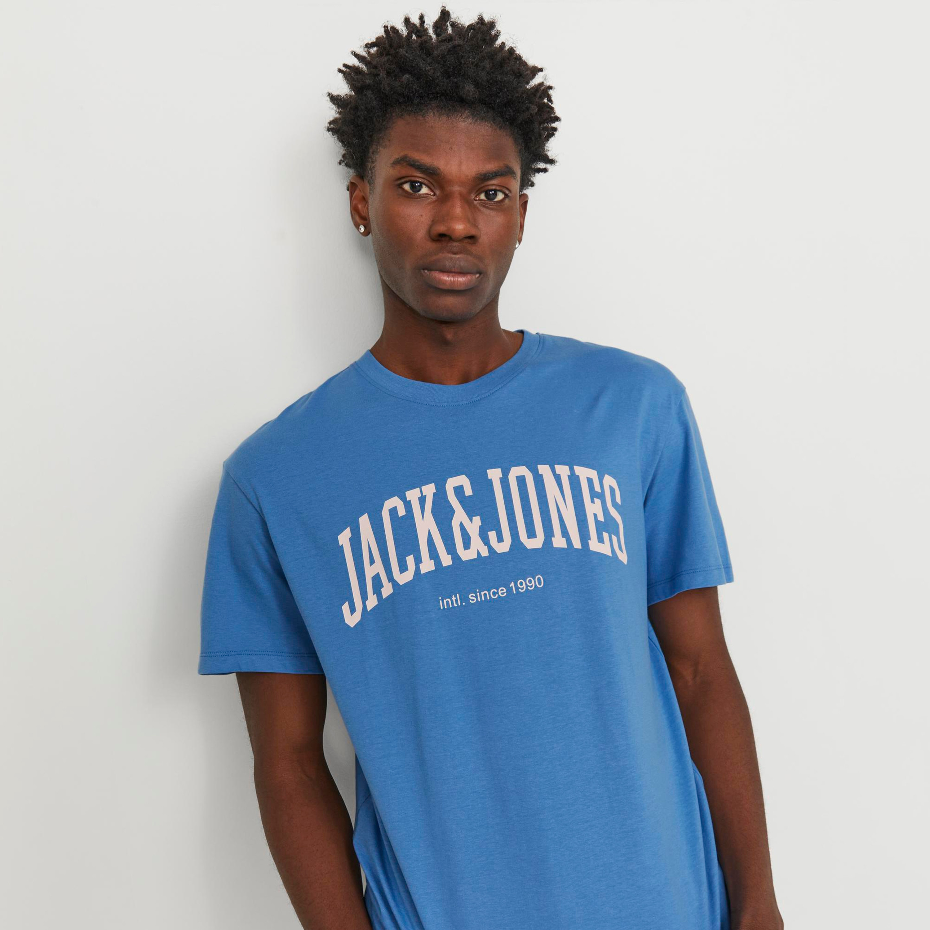 تيشيرت بأكمام قصيرة وياقة دائرية وشعار من جاك آند جونز-men-clothing-tshirtsandpolos-tshirts-image-7