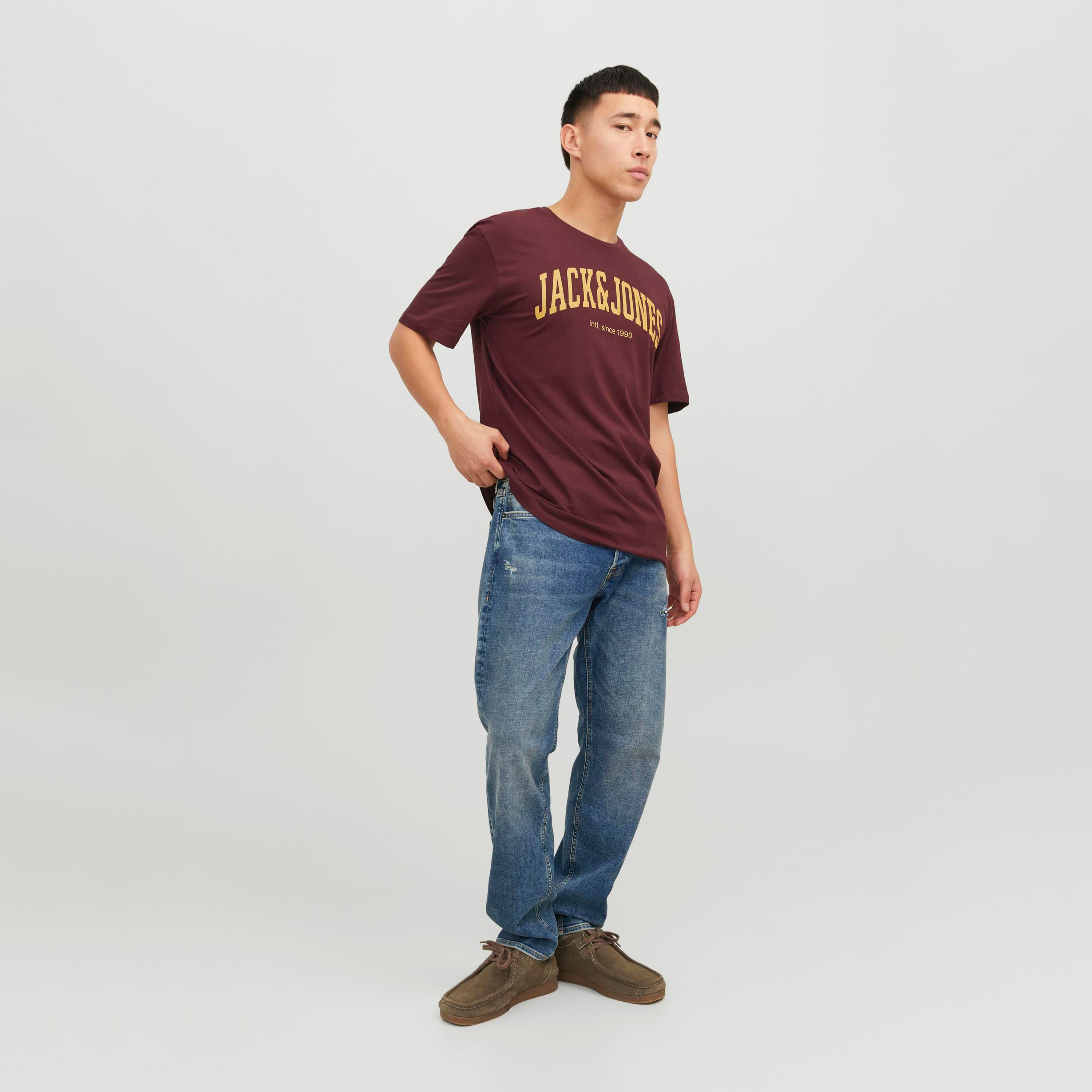 تيشيرت بأكمام قصيرة وياقة دائرية وشعار من جاك آند جونز-men-clothing-tshirtsandpolos-tshirts-image-10
