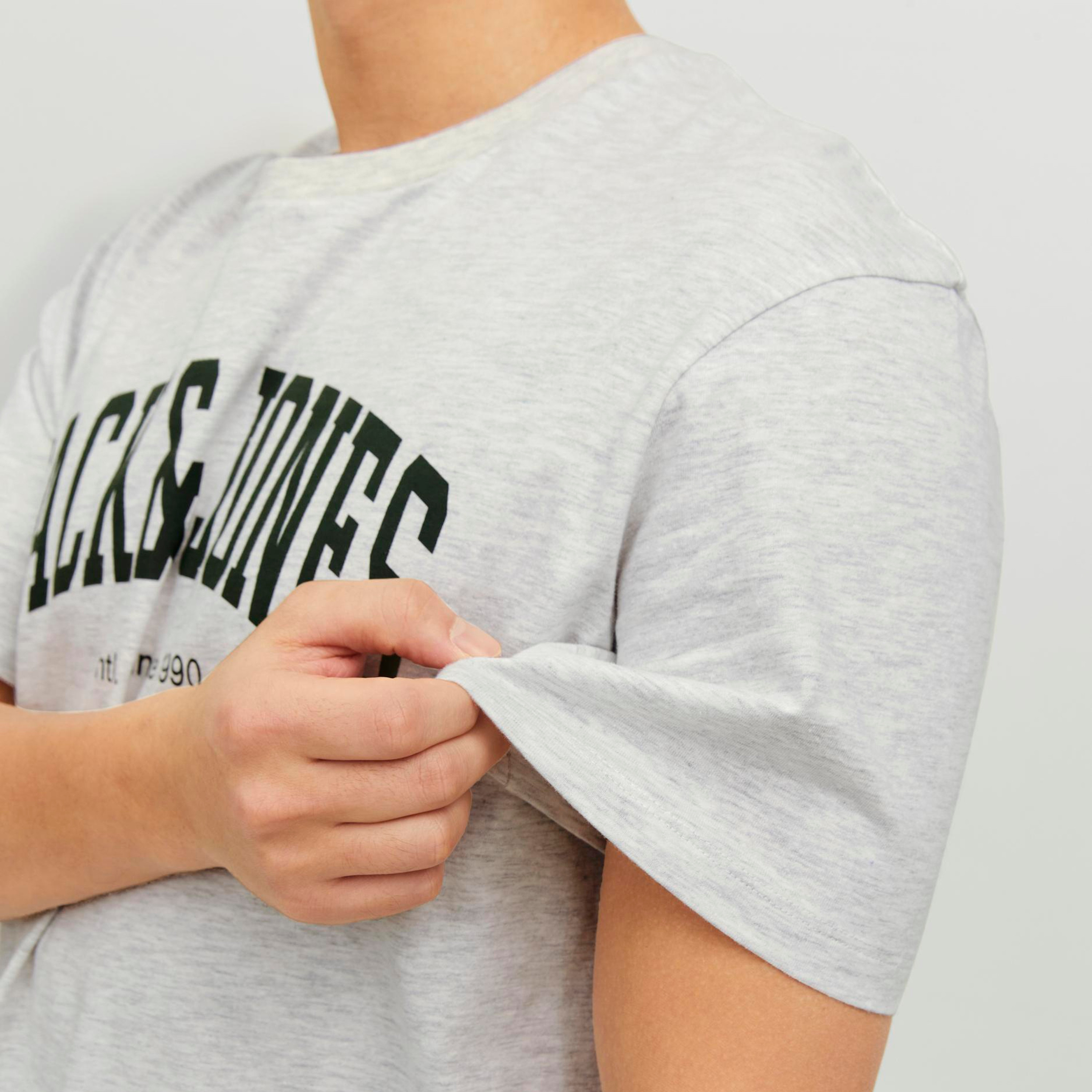 تي شيرت من جاك آند جونز بطبعة شعار بأكمام قصيرة و ياقة مستديرة-men-clothing-tshirtsandpolos-tshirts-image-7
