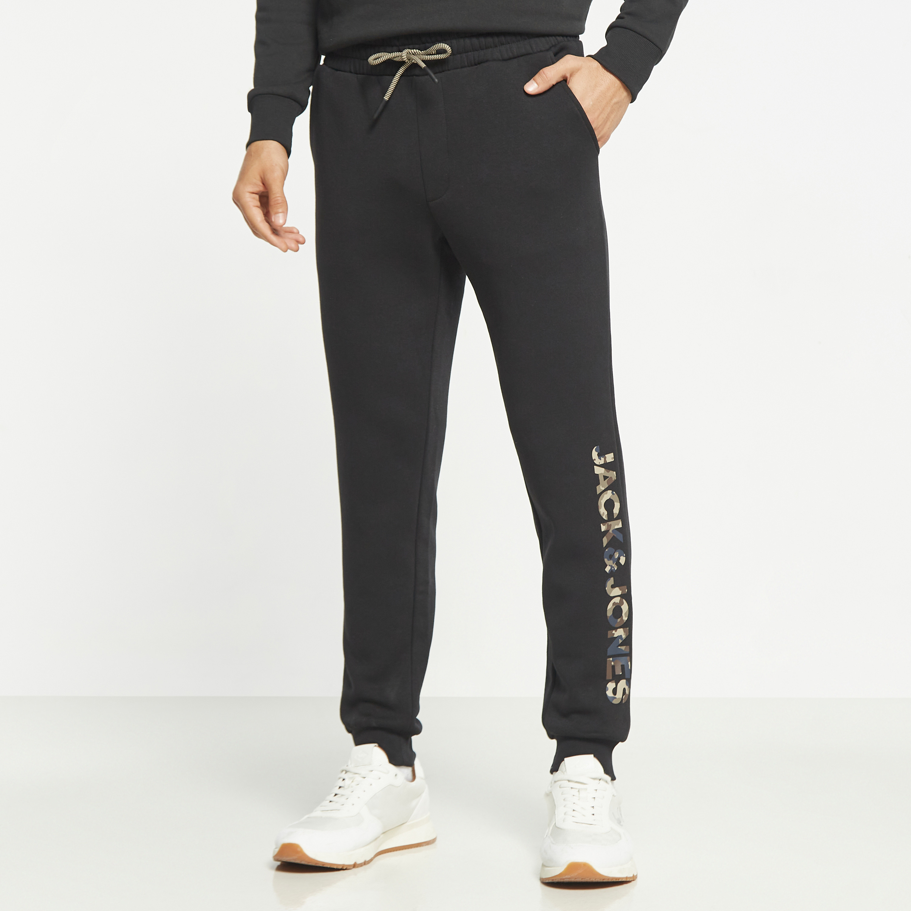  جوغر من جاك آند جونز برباط ذو متوسط الارتفاع مع شعار-men-clothing-bottoms-joggers-image-1