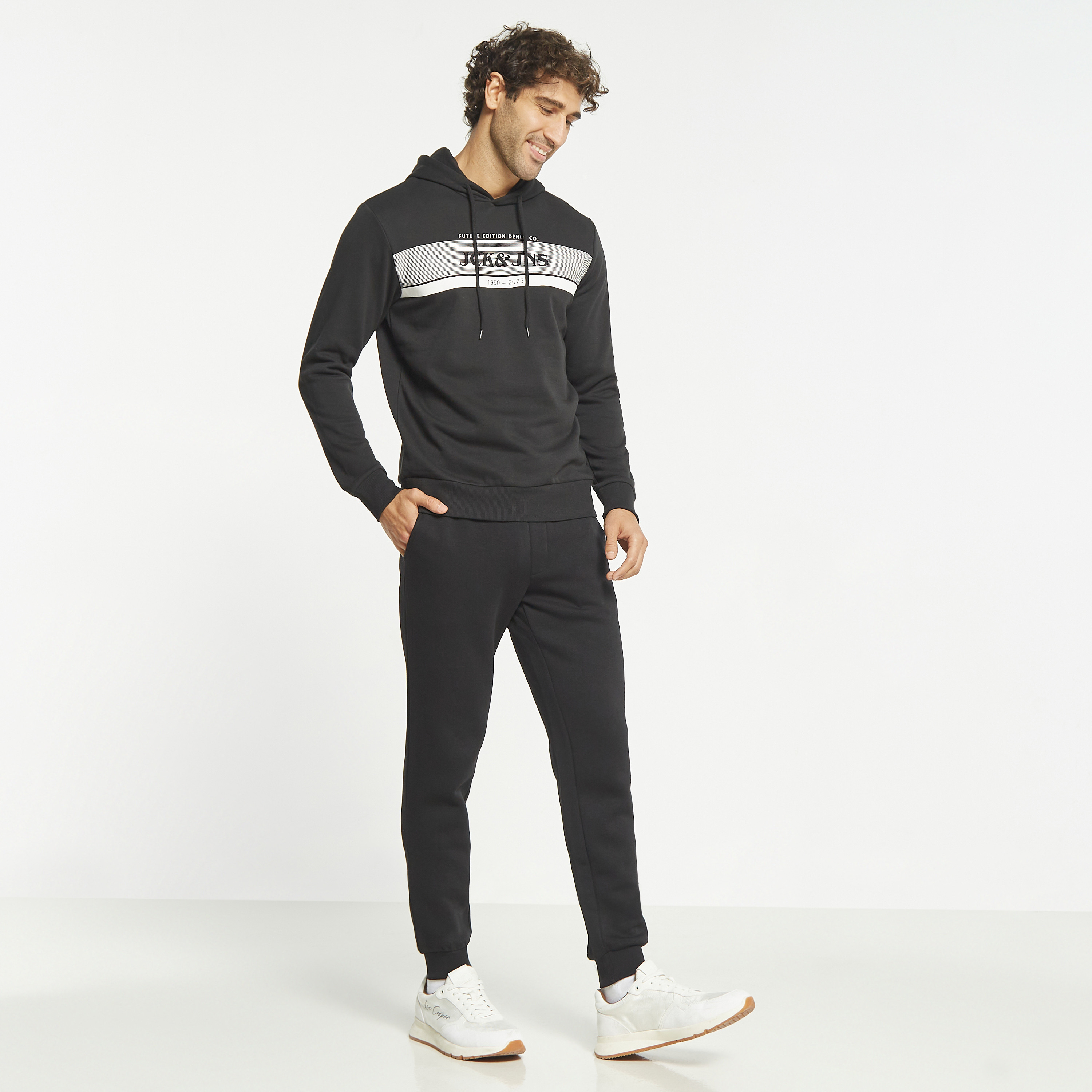  جوغر من جاك آند جونز برباط ذو متوسط الارتفاع مع شعار-men-clothing-bottoms-joggers-image-2