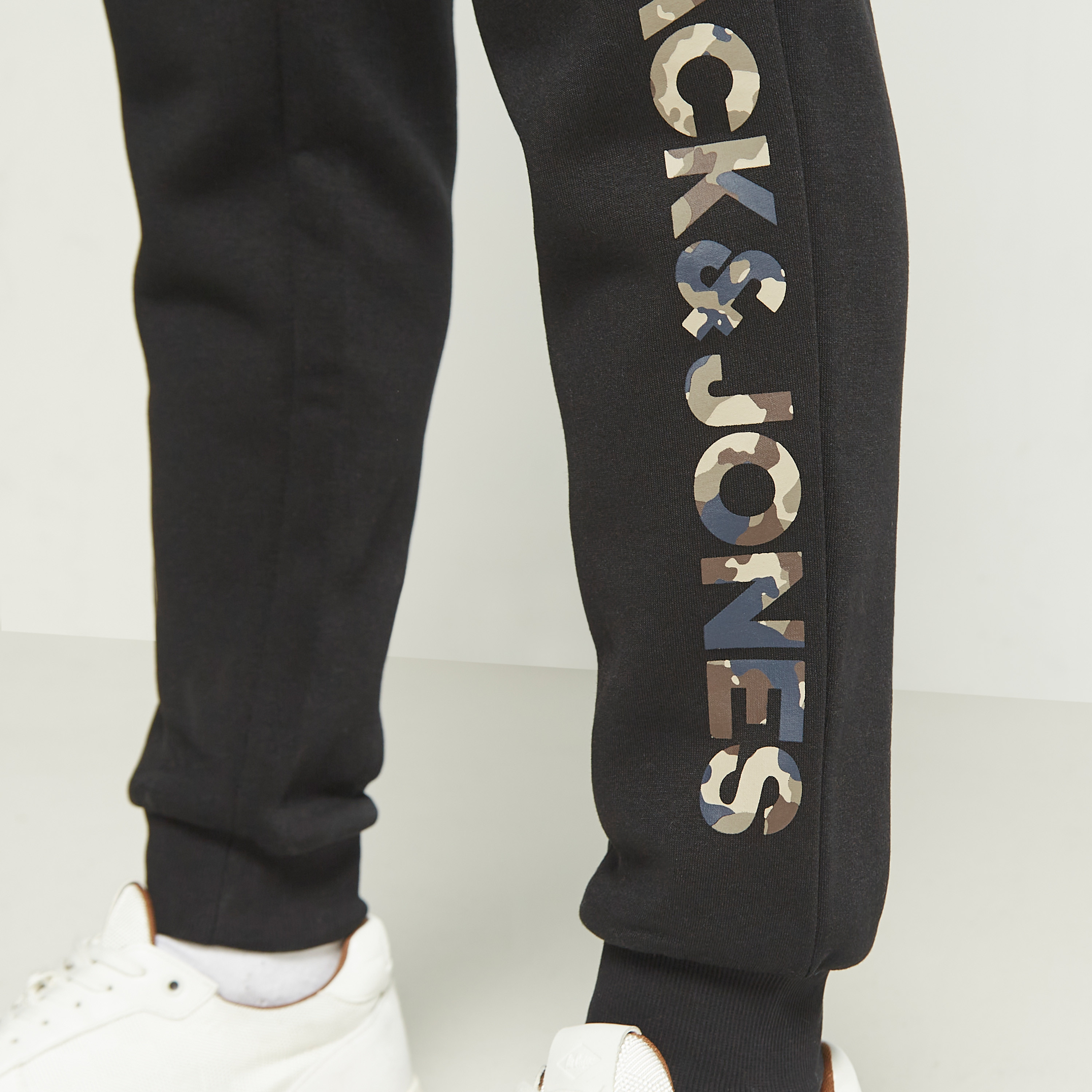  جوغر من جاك آند جونز برباط ذو متوسط الارتفاع مع شعار-men-clothing-bottoms-joggers-image-4