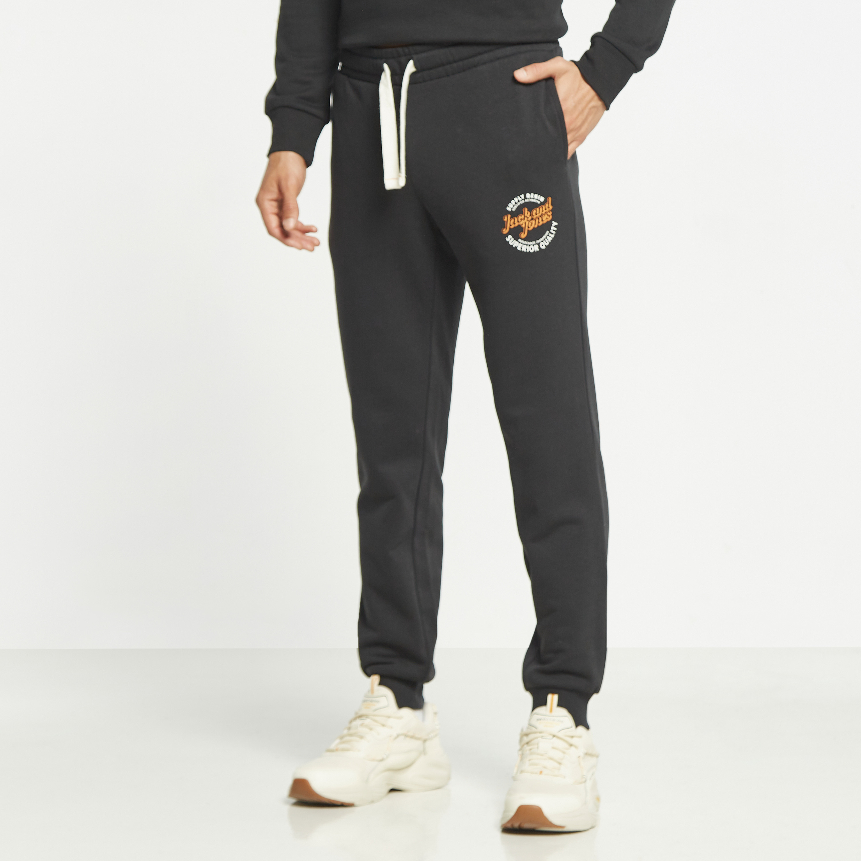  جوغر من جاك آند جونز برباط ذو متوسط الارتفاع مع شعار-men-clothing-bottoms-joggers-image-1