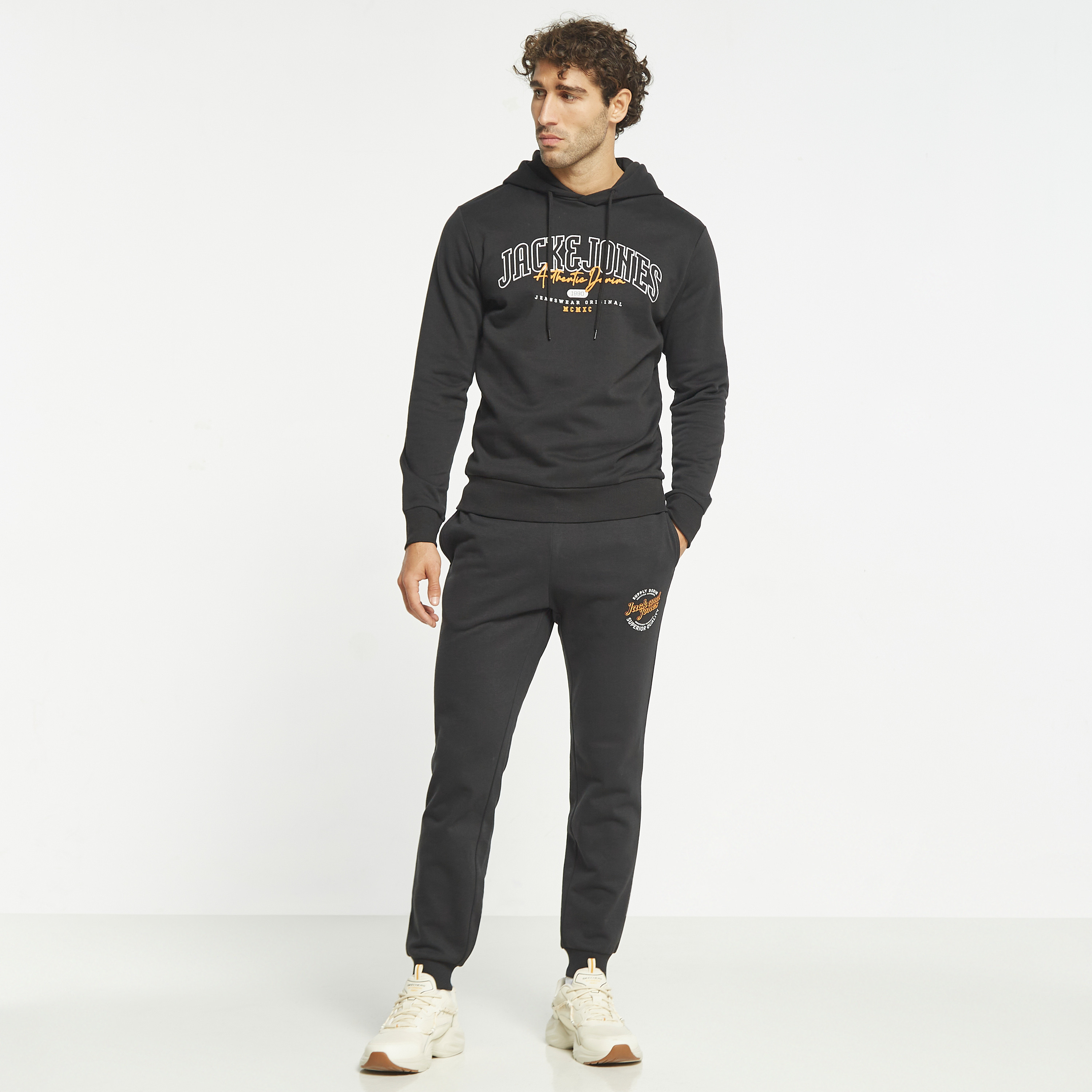  جوغر من جاك آند جونز برباط ذو متوسط الارتفاع مع شعار-men-clothing-bottoms-joggers-image-2
