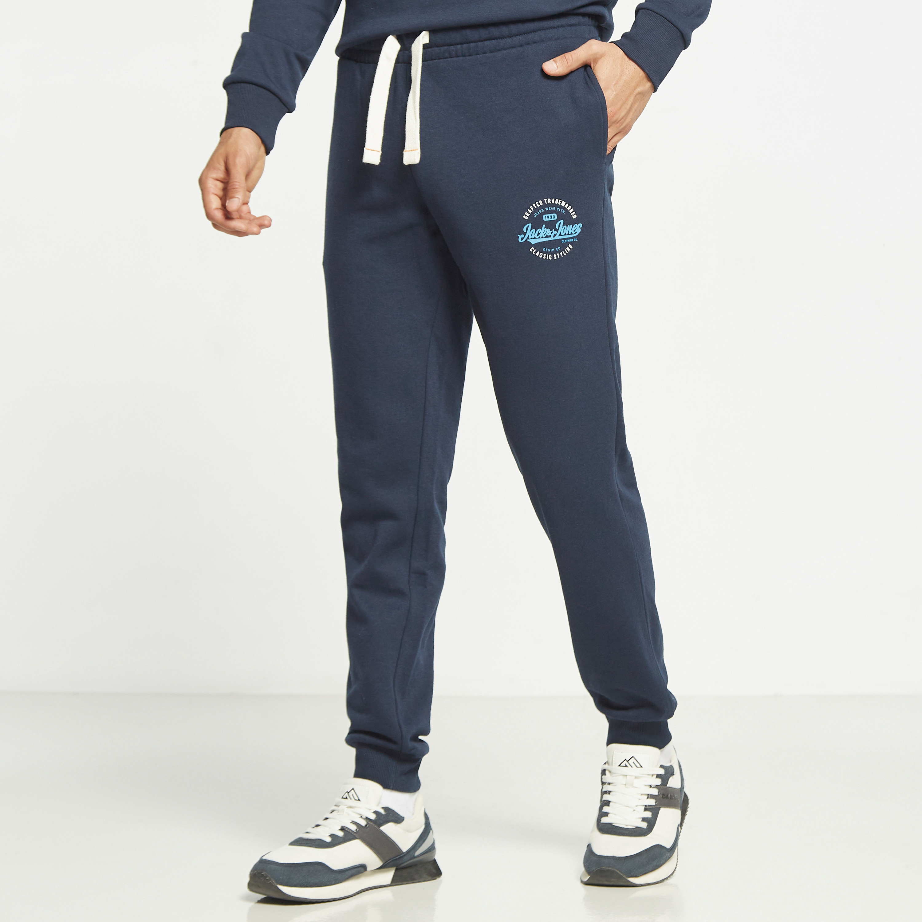  جوغر من جاك آند جونز برباط ذو متوسط الارتفاع مع شعار-men-clothing-bottoms-joggers-image-5