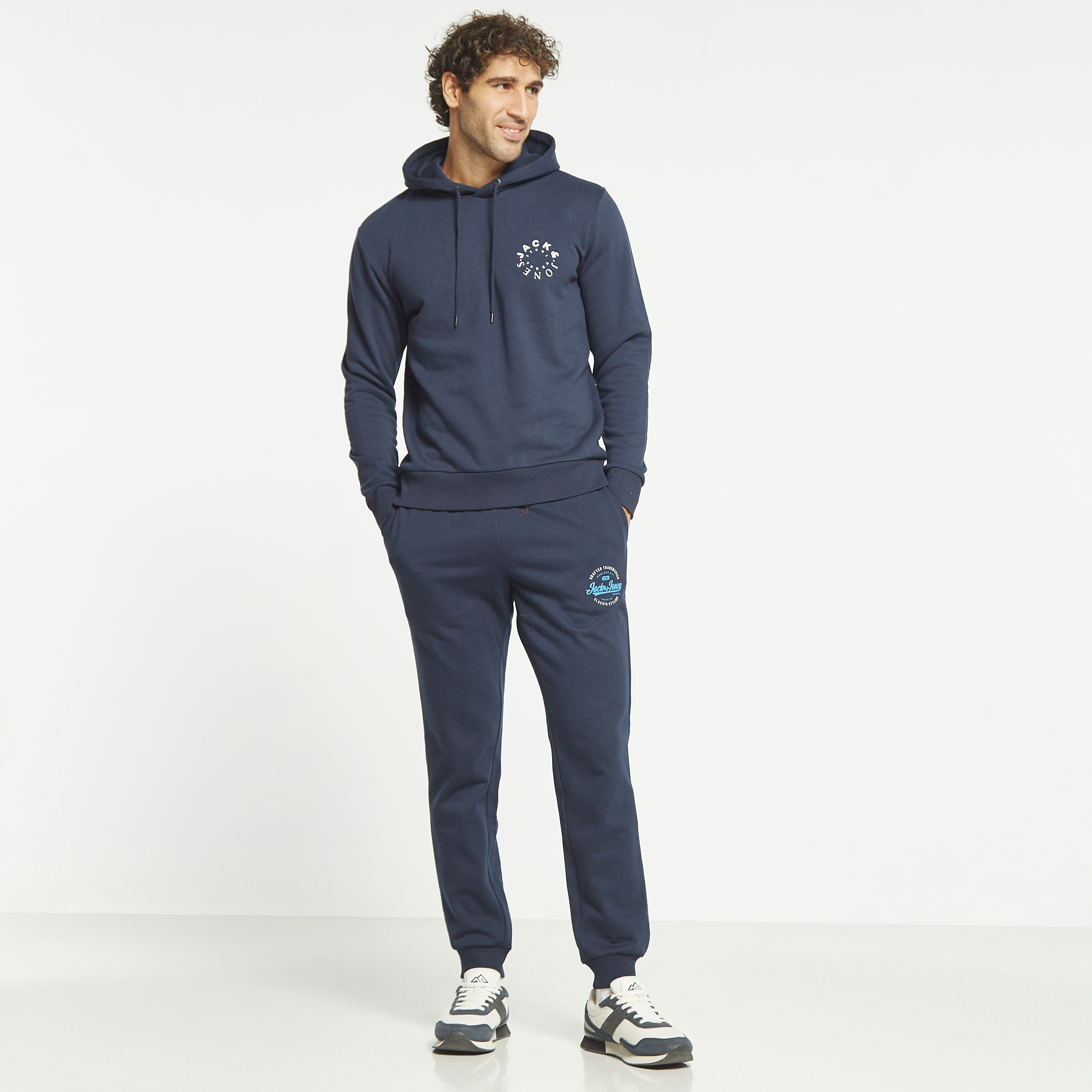  جوغر من جاك آند جونز برباط ذو متوسط الارتفاع مع شعار-men-clothing-bottoms-joggers-image-6