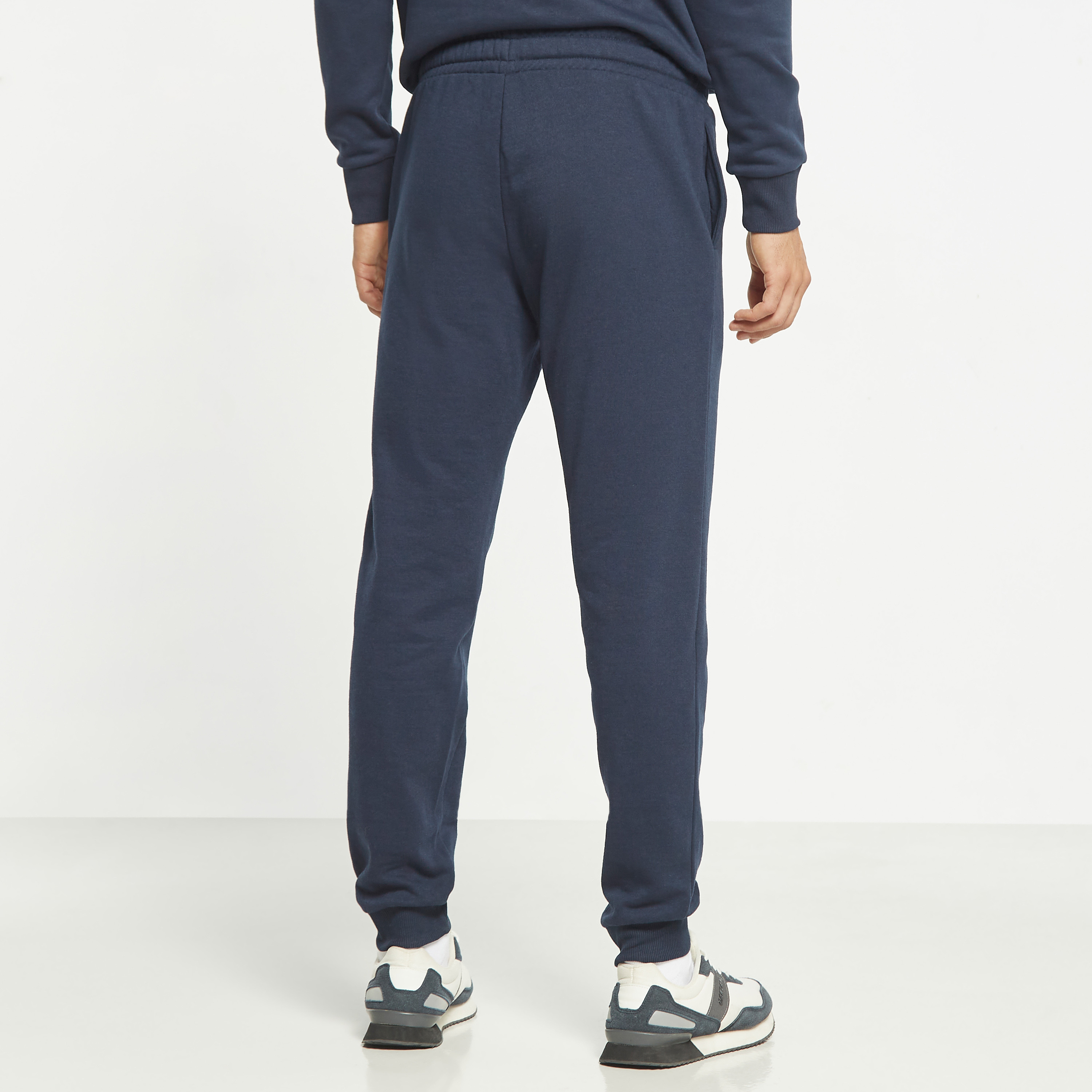  جوغر من جاك آند جونز برباط ذو متوسط الارتفاع مع شعار-men-clothing-bottoms-joggers-image-7