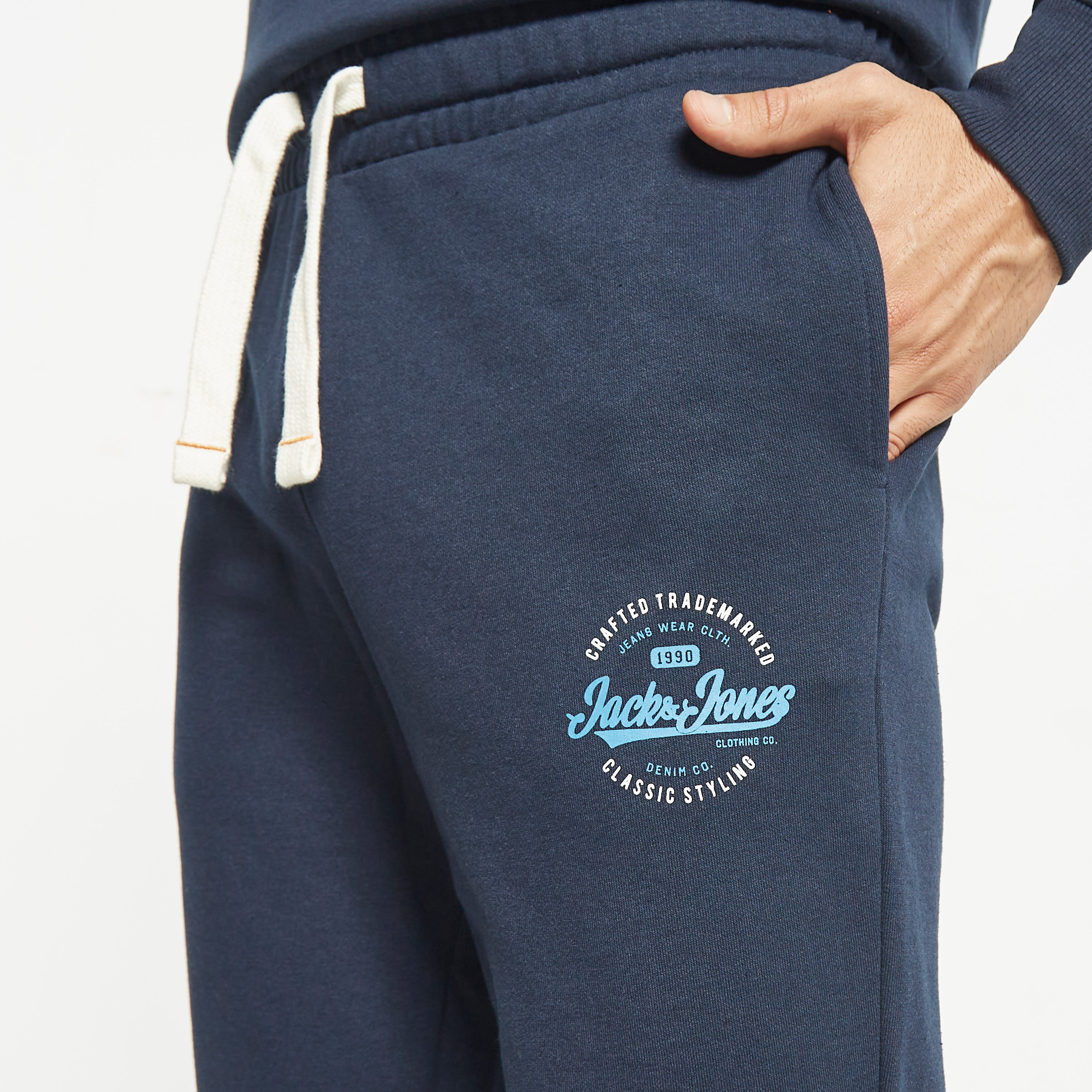  جوغر من جاك آند جونز برباط ذو متوسط الارتفاع مع شعار-men-clothing-bottoms-joggers-image-8